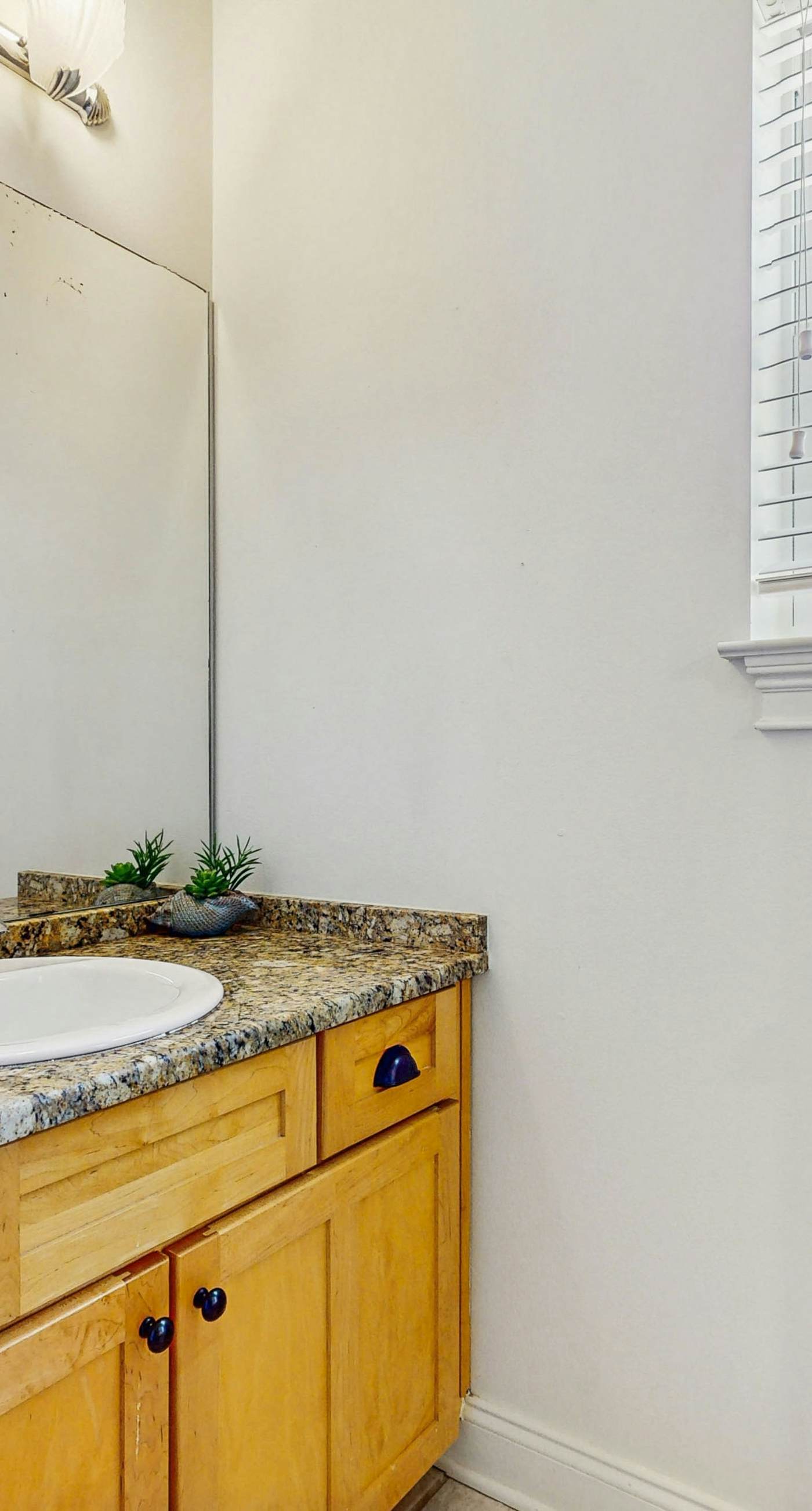 Cozy coastal condo with shared pool, full kitchen & close to beach