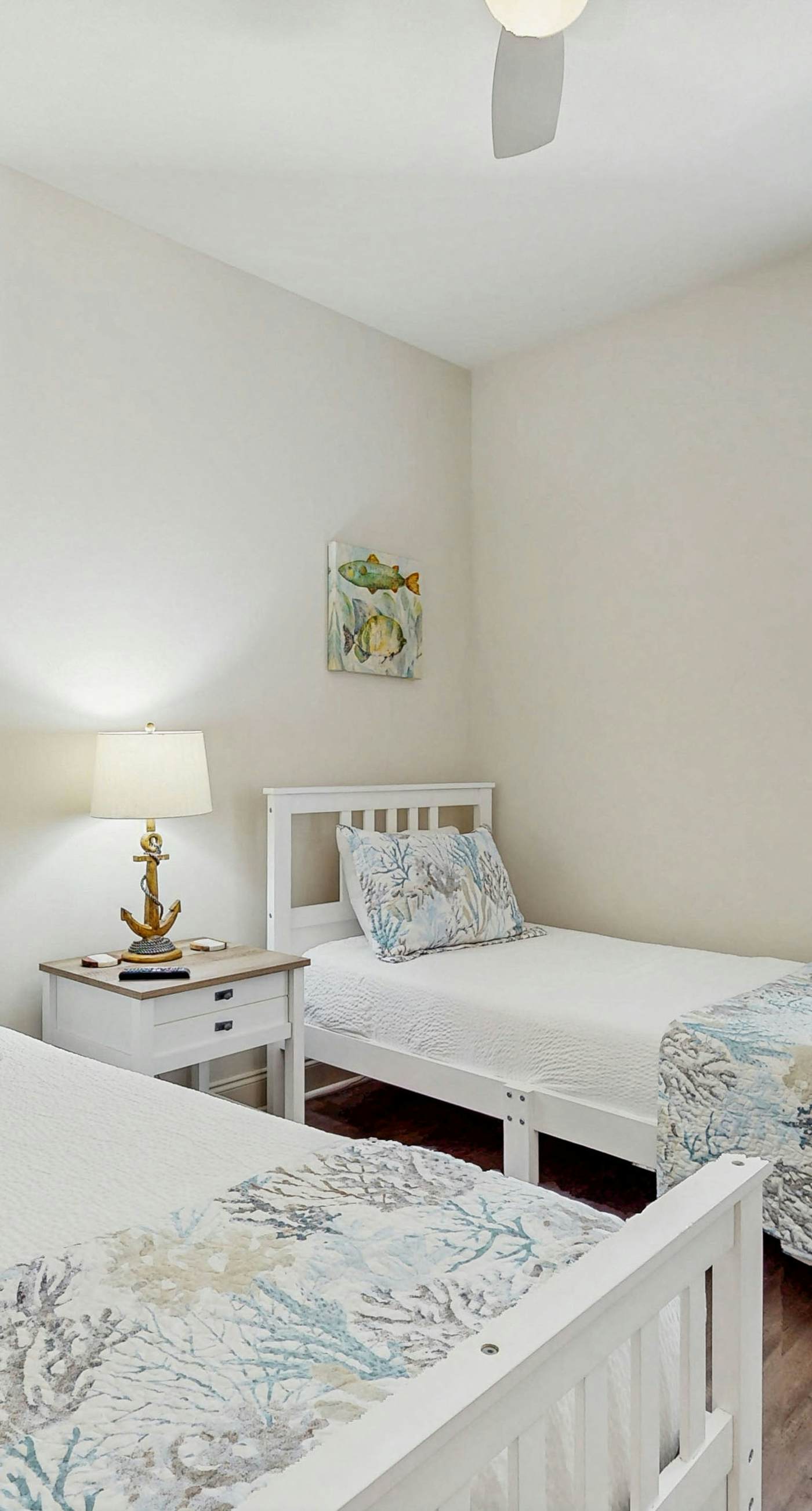 Cozy coastal condo with shared pool, full kitchen & close to beach