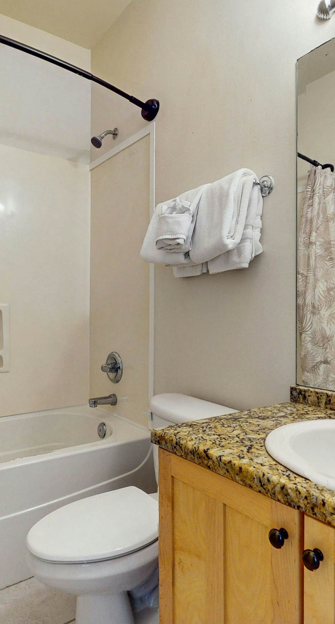 Cozy coastal condo with shared pool, full kitchen & close to beach