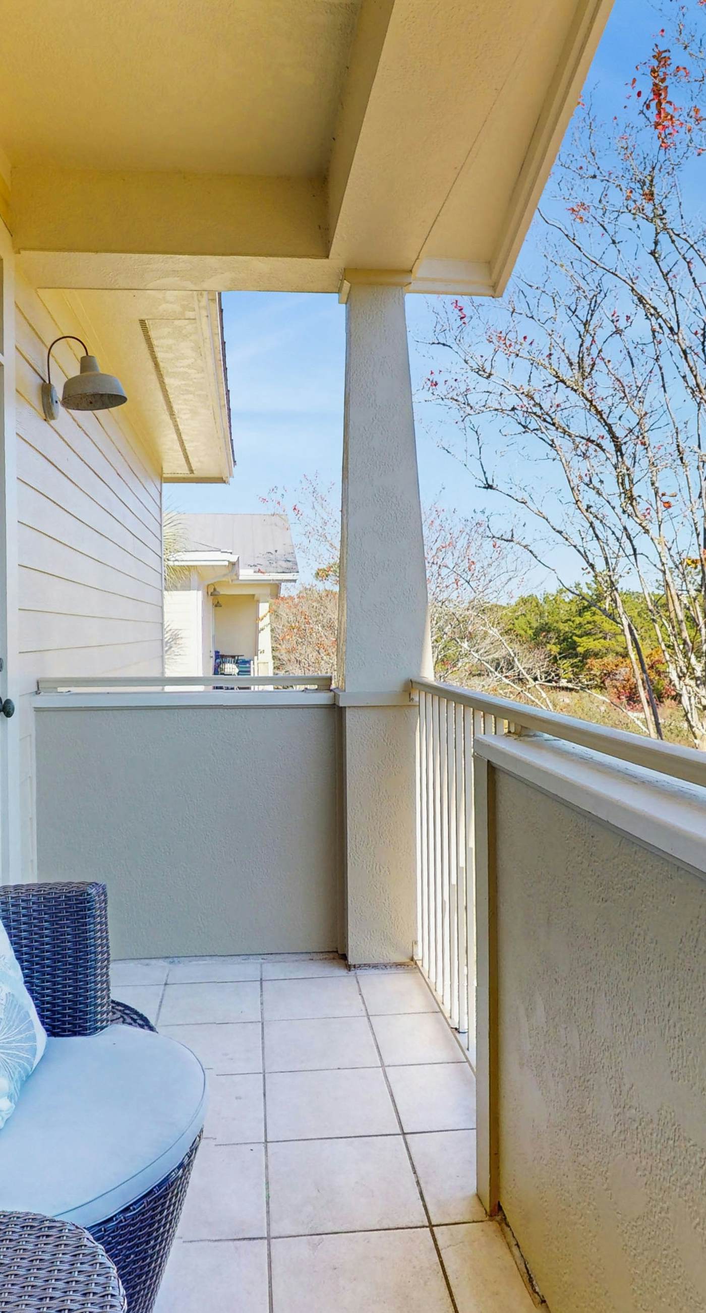 Cozy coastal condo with shared pool, full kitchen & close to beach