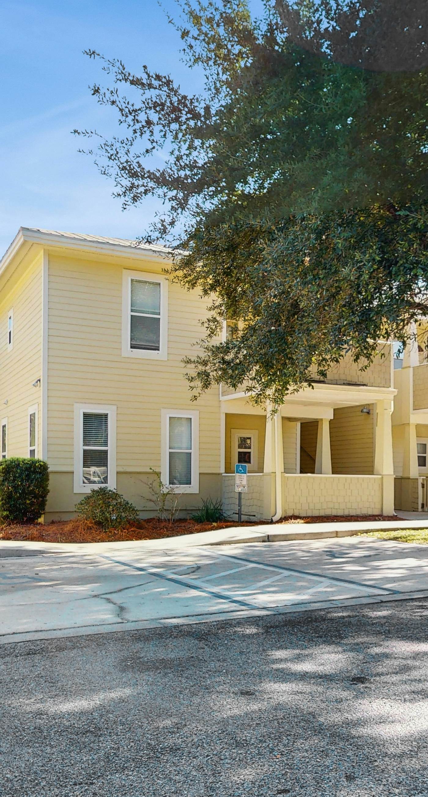 Cozy coastal condo with shared pool, full kitchen & close to beach