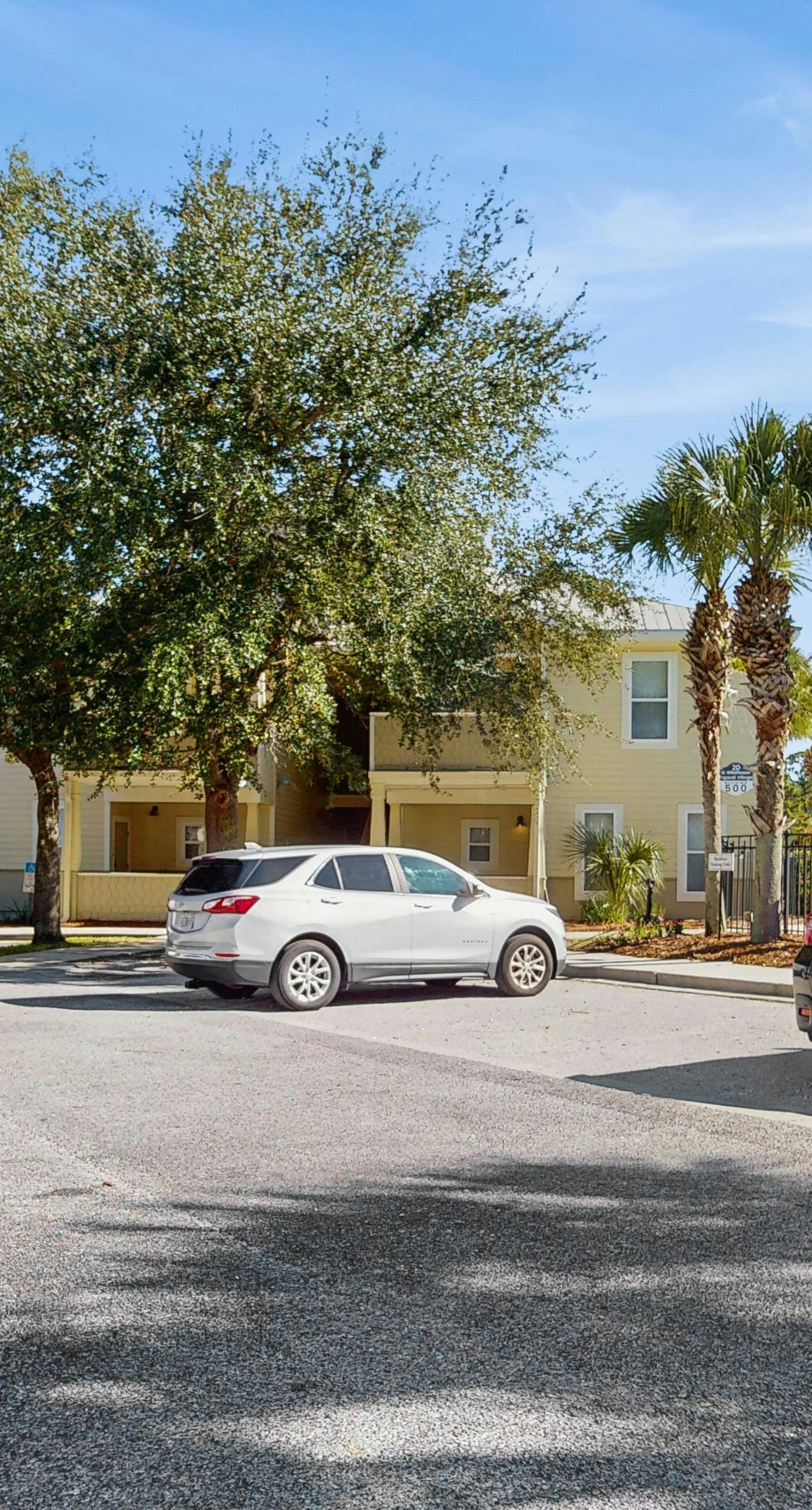 Cozy coastal condo with shared pool, full kitchen & close to beach