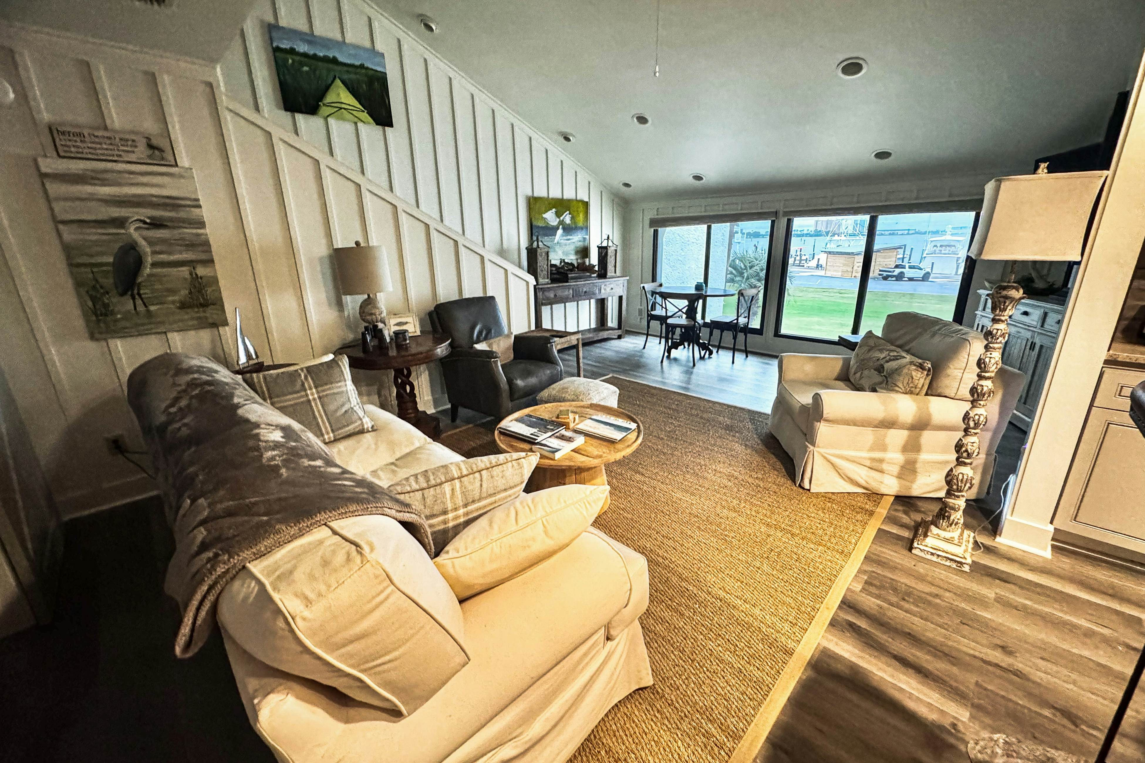 Gorgeous coastal villa, spacious w full kitchen and close to everything