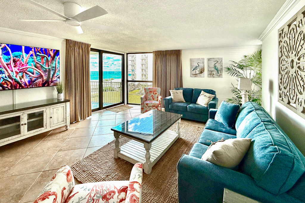 Gorgeous beachfront condo, shared pool and beach access