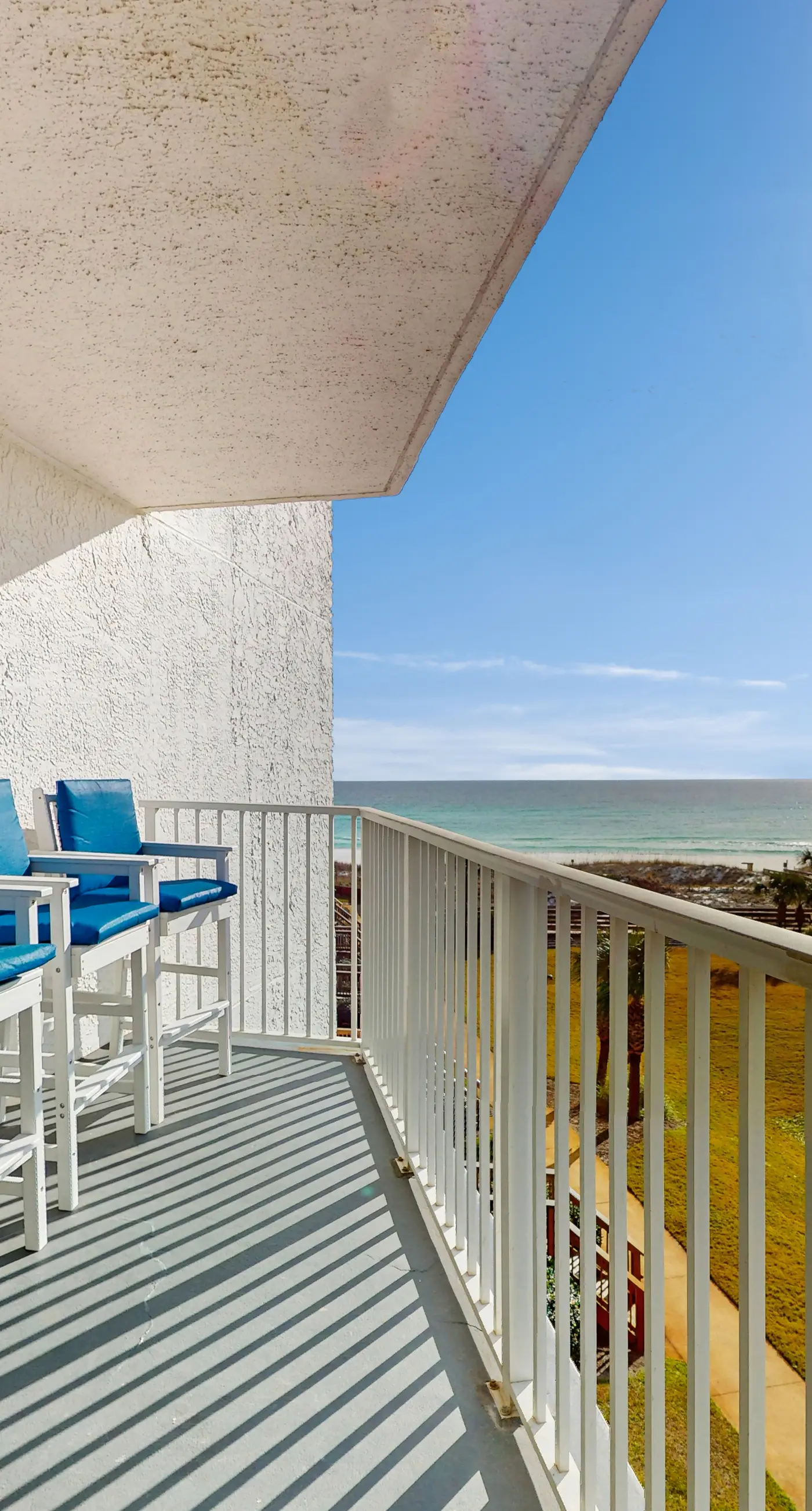 Gorgeous beachfront condo, shared pool and beach access