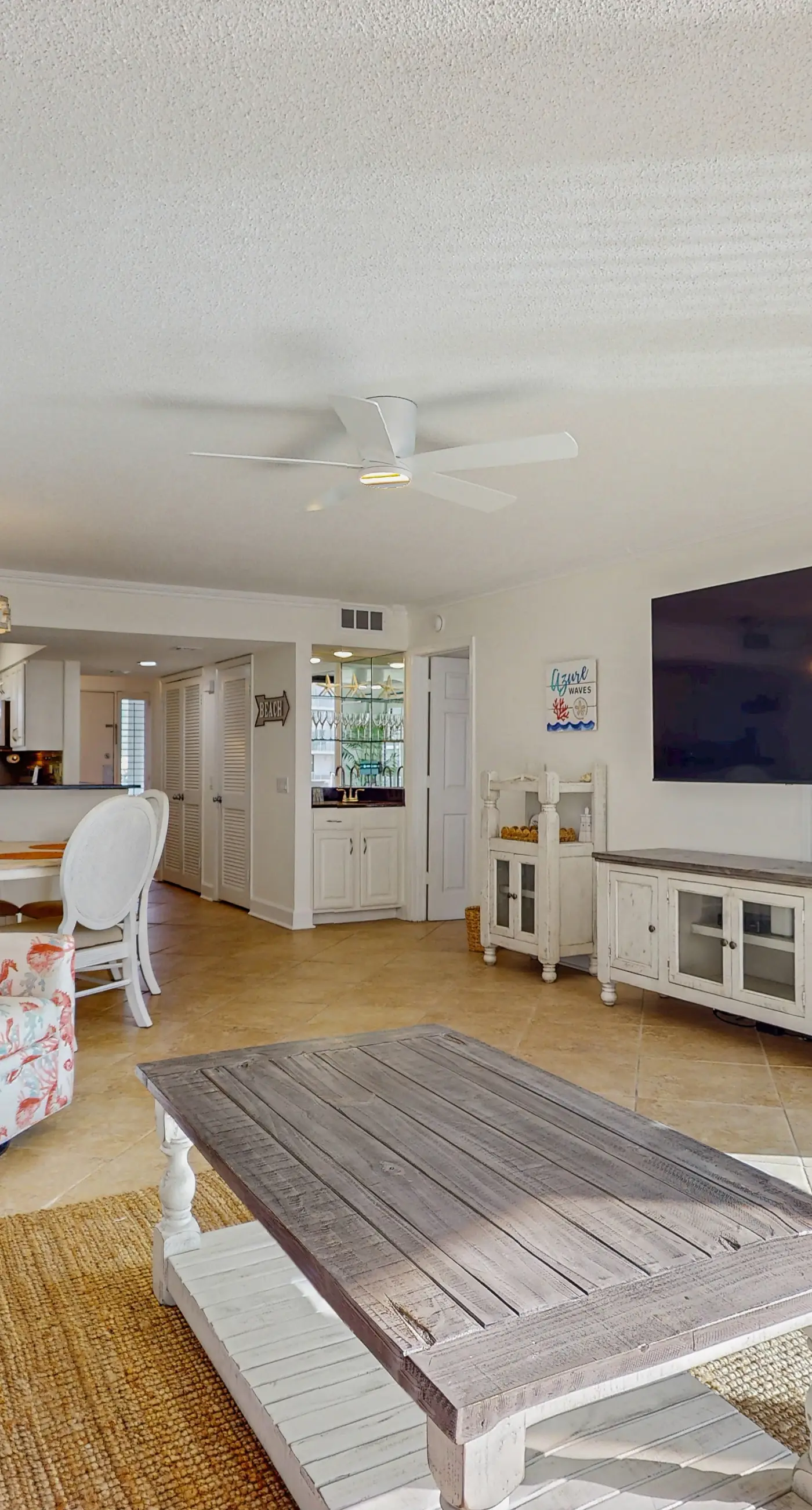 Gorgeous beachfront condo, shared pool and beach access