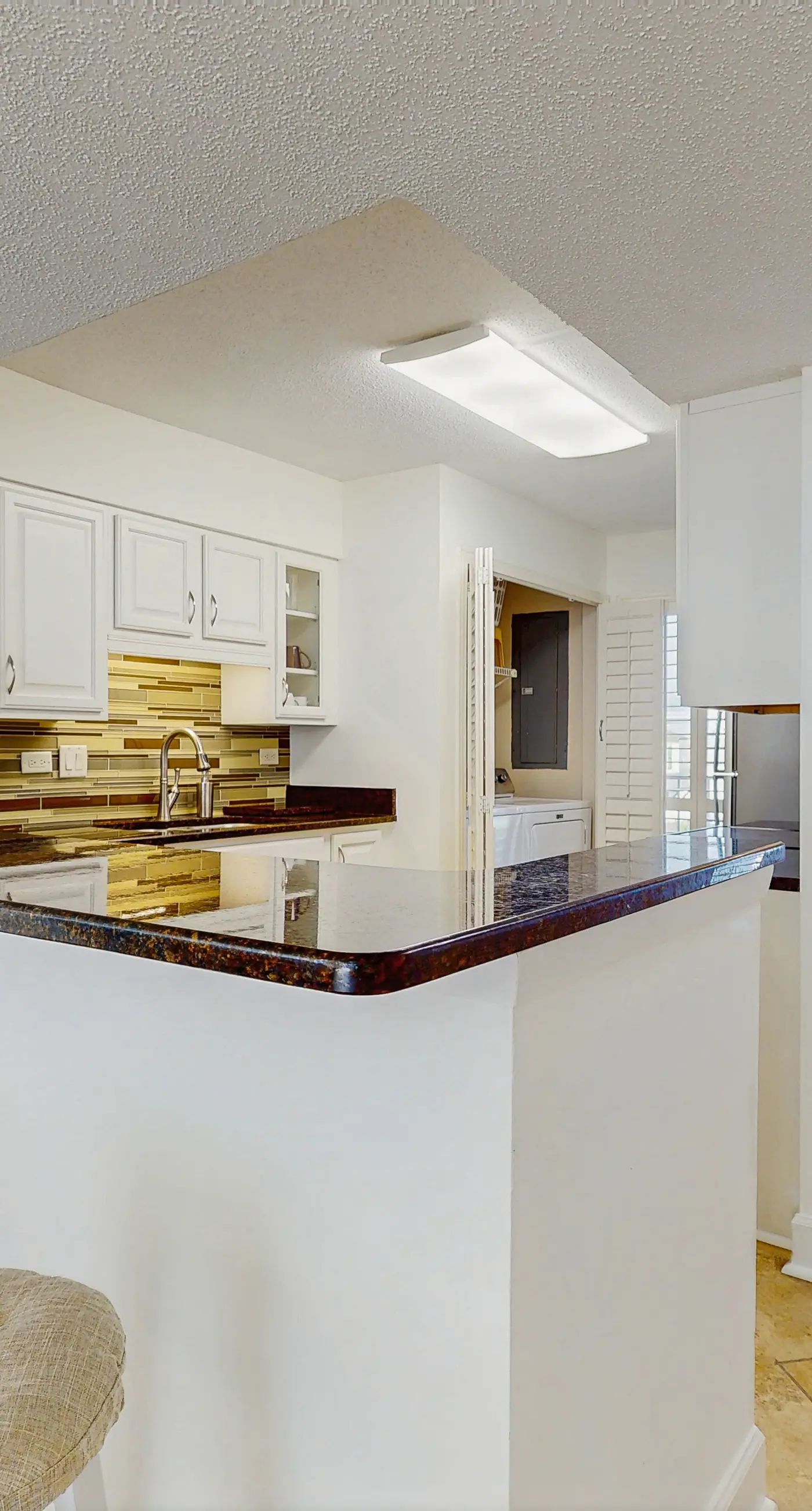 Gorgeous beachfront condo, shared pool and beach access