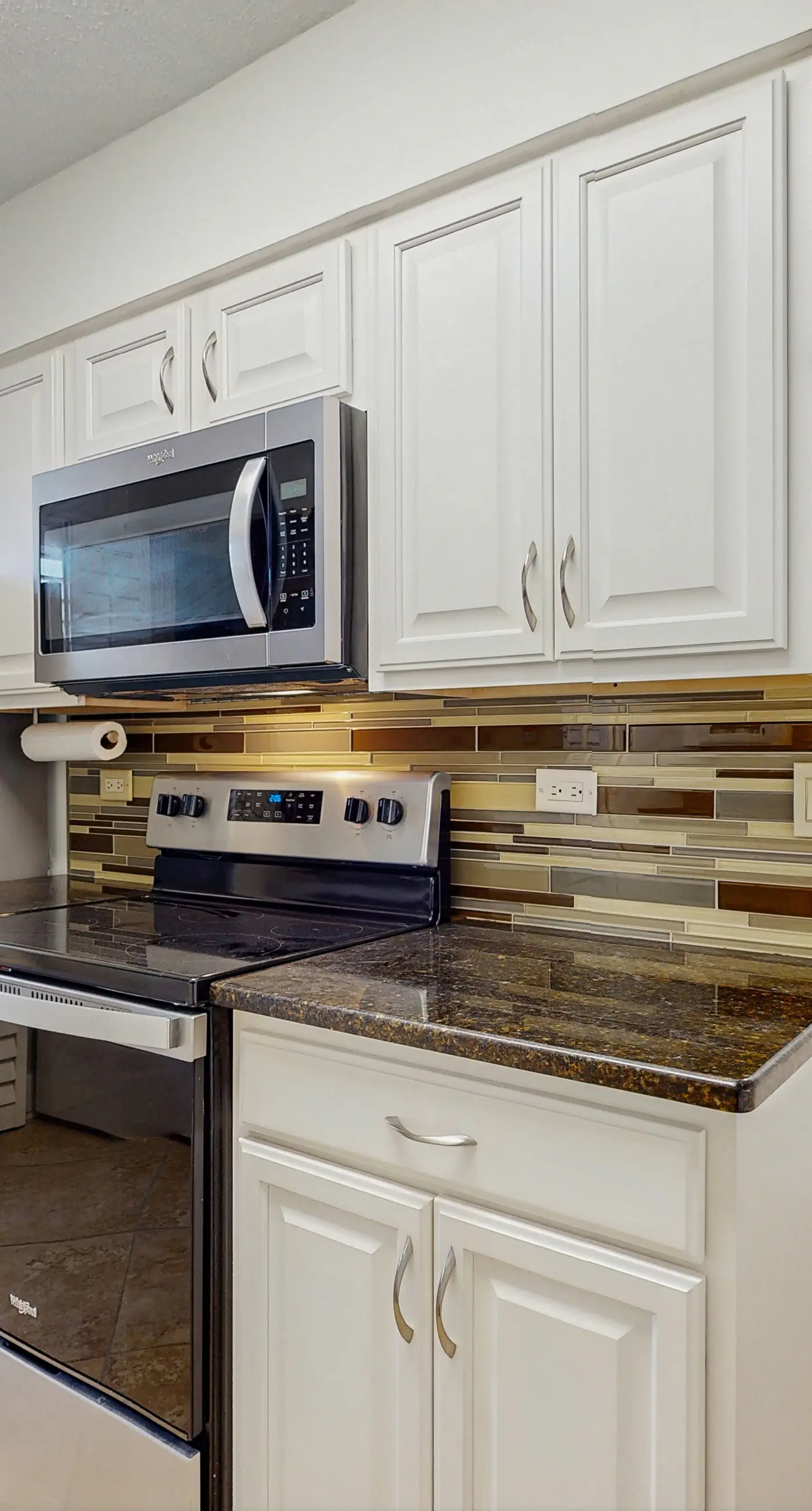 Gorgeous beachfront condo, shared pool and beach access