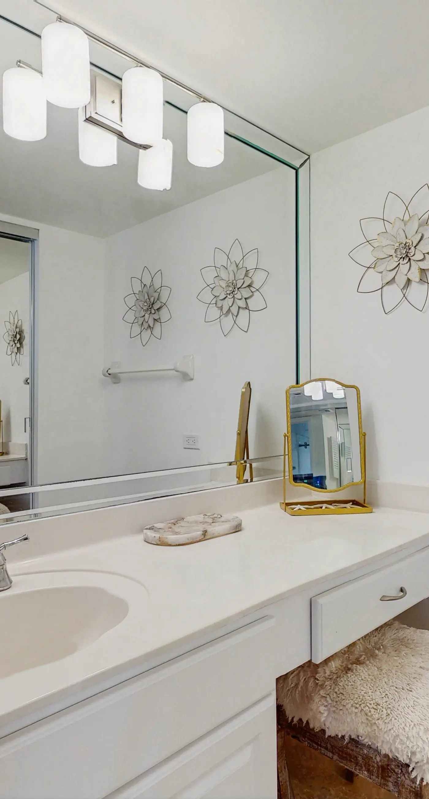 Gorgeous beachfront condo, shared pool and beach access