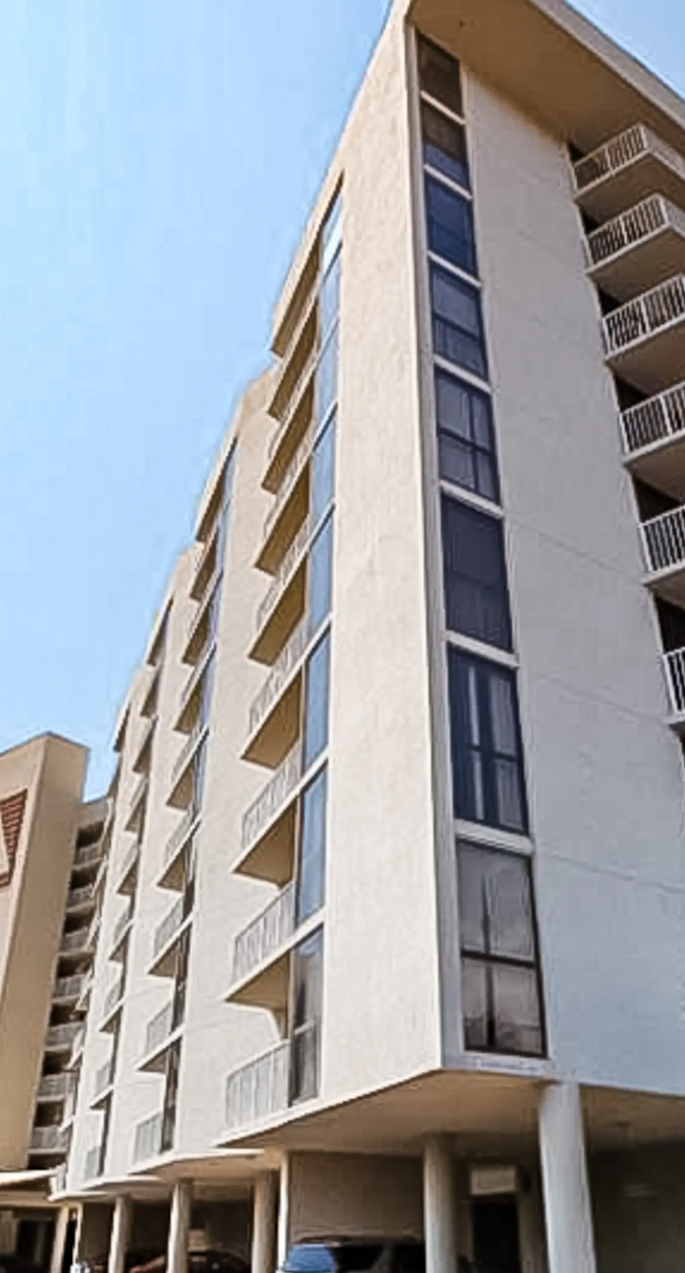 Gorgeous beachfront condo, shared pool and beach access