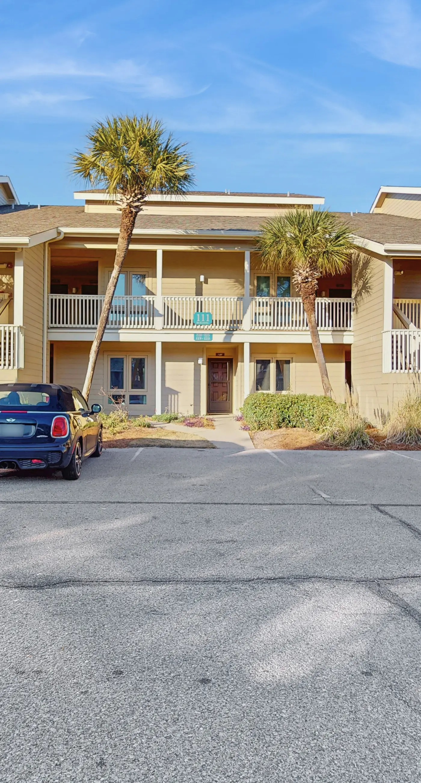Spacious pet-friendly villa with full kitchen, shared pool & private beach access