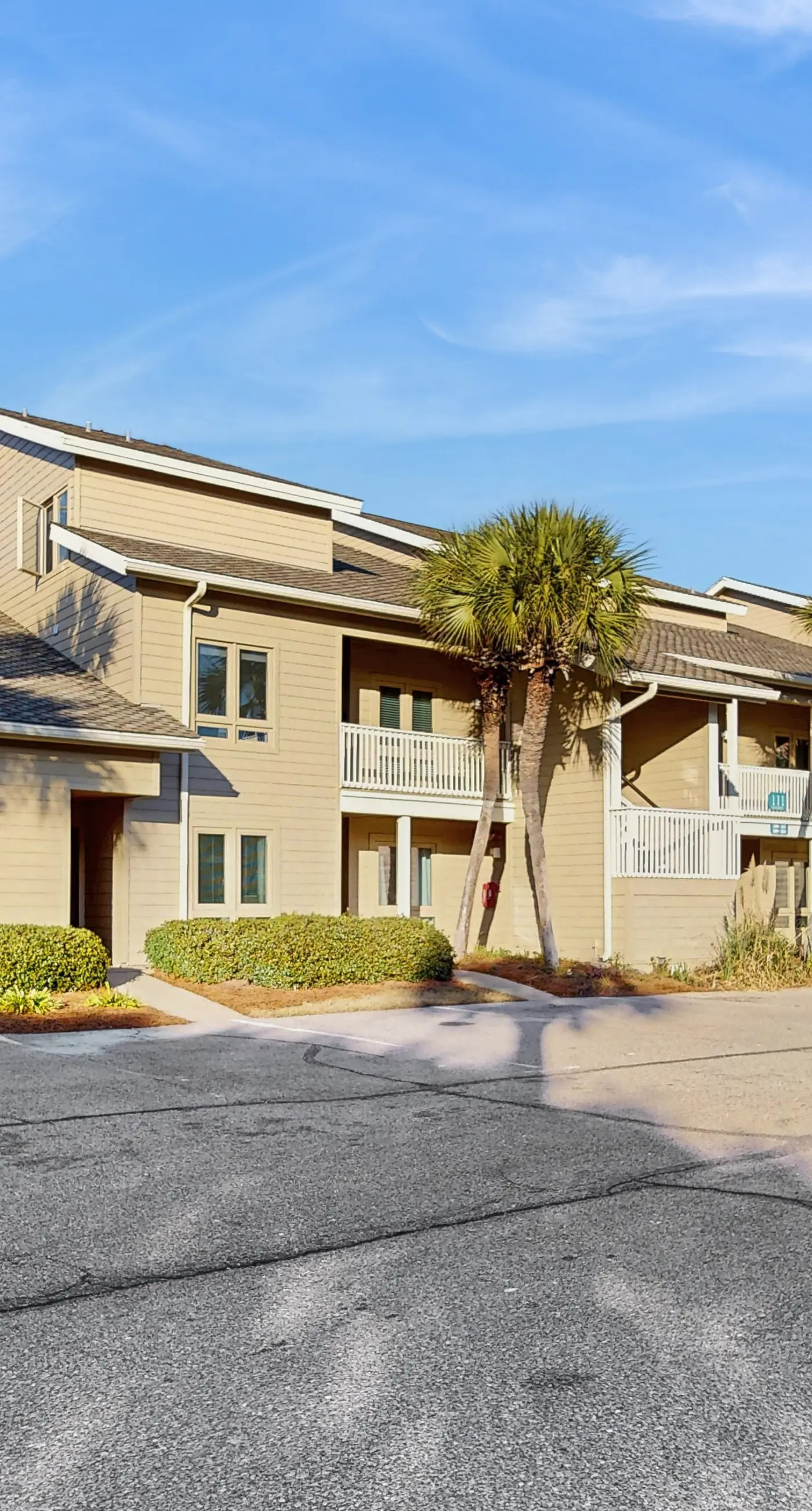 Spacious pet-friendly villa with full kitchen, shared pool & private beach access