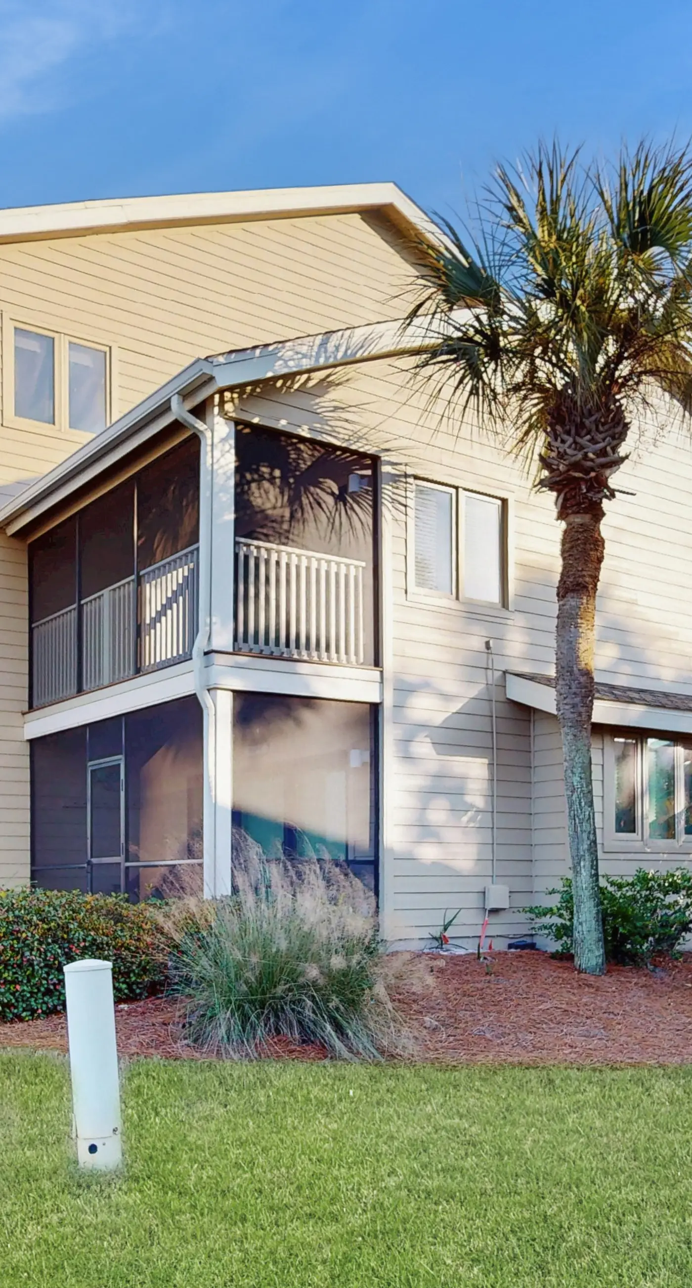 Spacious pet-friendly villa with full kitchen, shared pool & private beach access