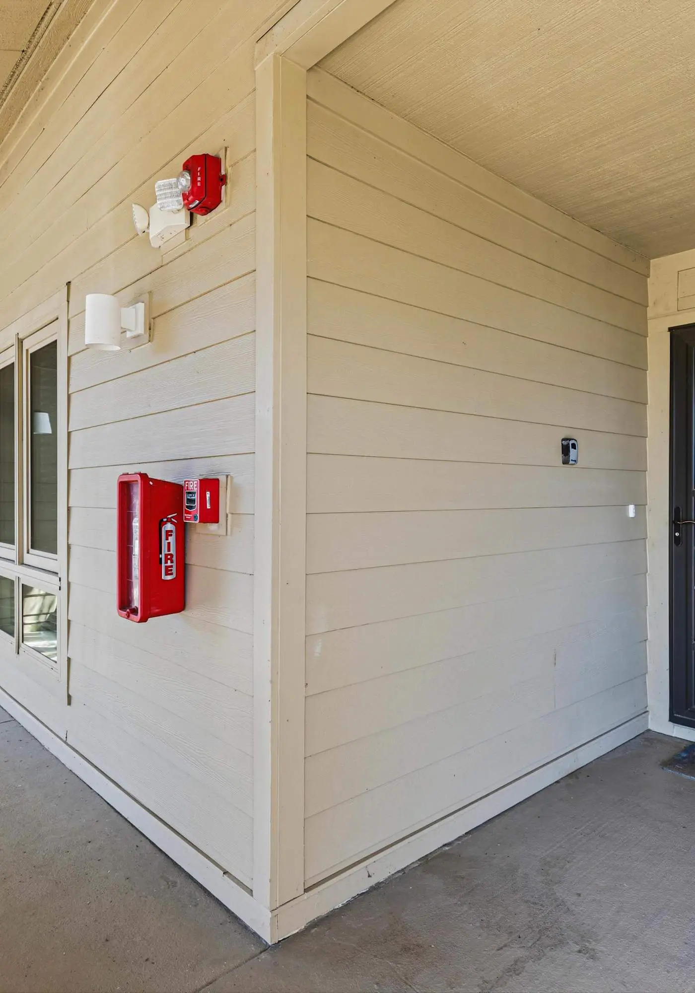 Spacious pet-friendly villa with full kitchen, shared pool & private beach access