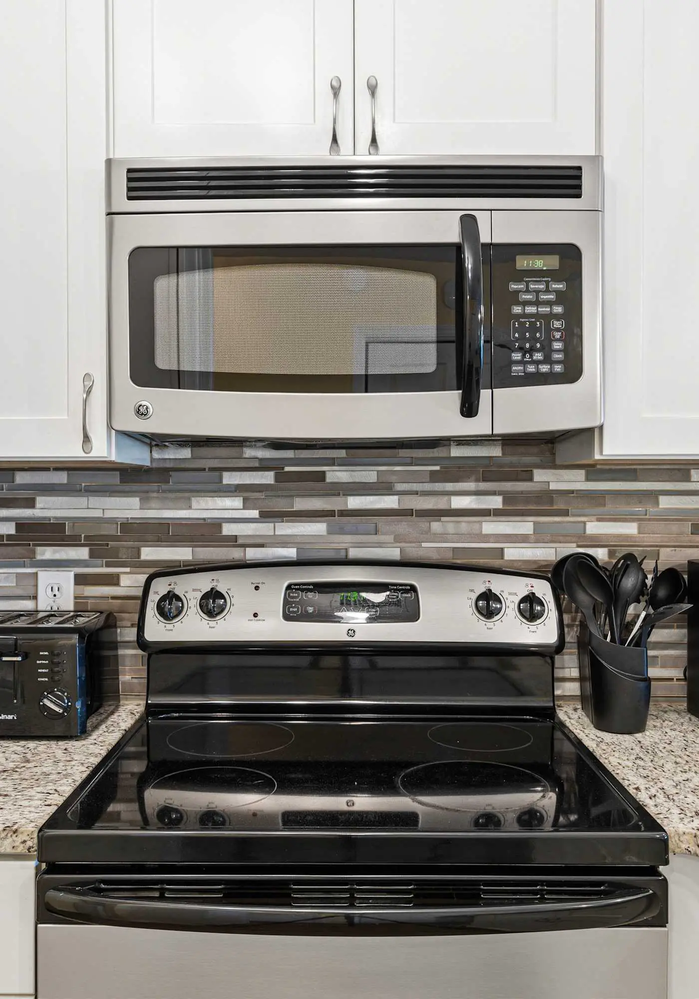 Spacious pet-friendly villa with full kitchen, shared pool & private beach access