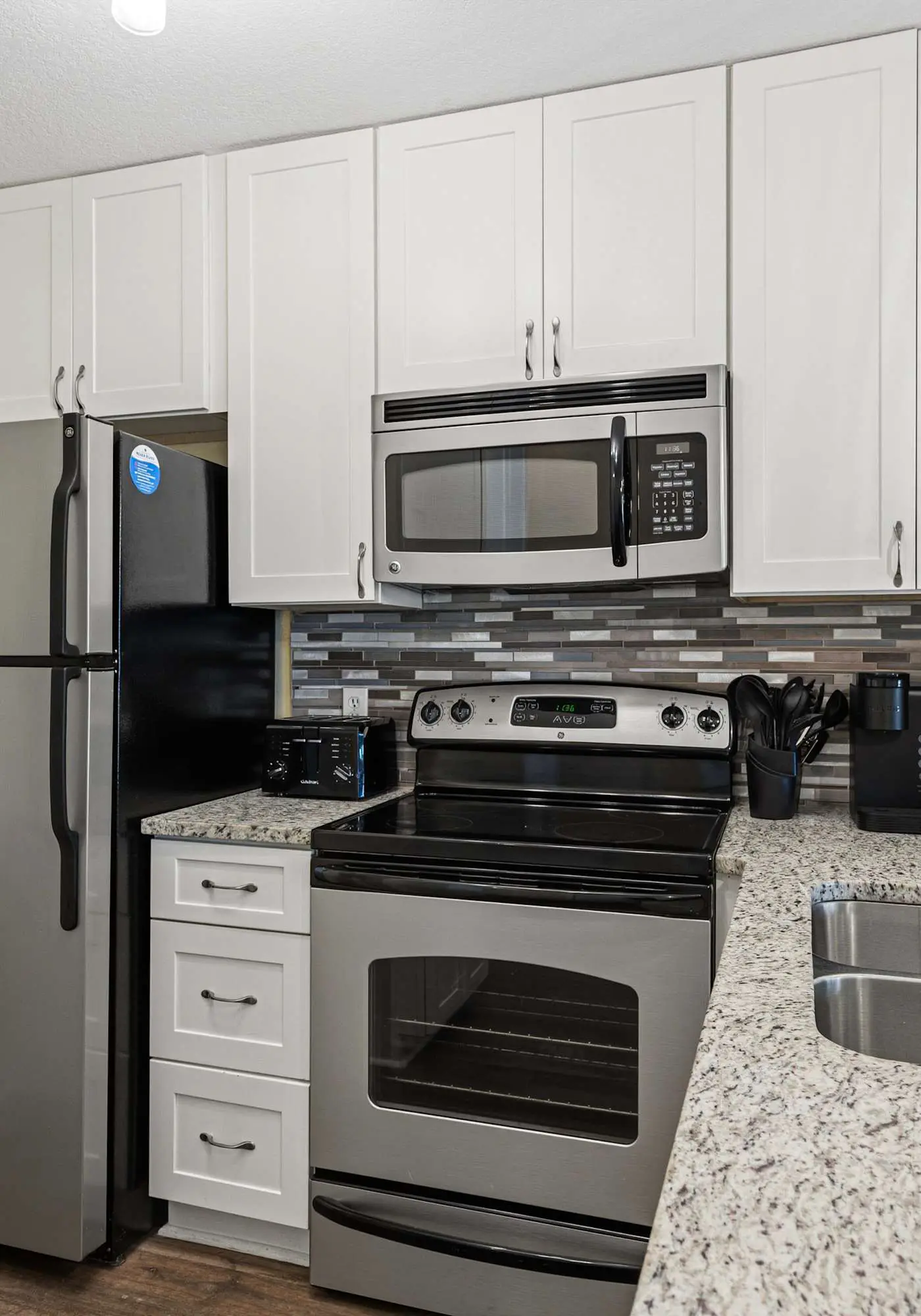 Spacious pet-friendly villa with full kitchen, shared pool & private beach access