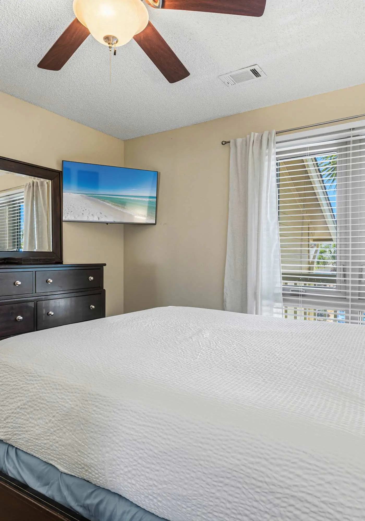 Spacious pet-friendly villa with full kitchen, shared pool & private beach access