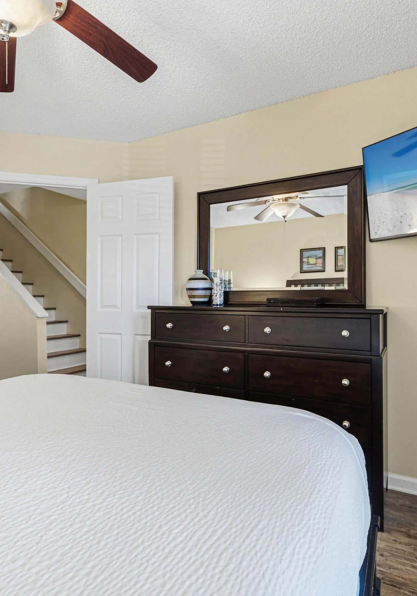 Spacious pet-friendly villa with full kitchen, shared pool & private beach access