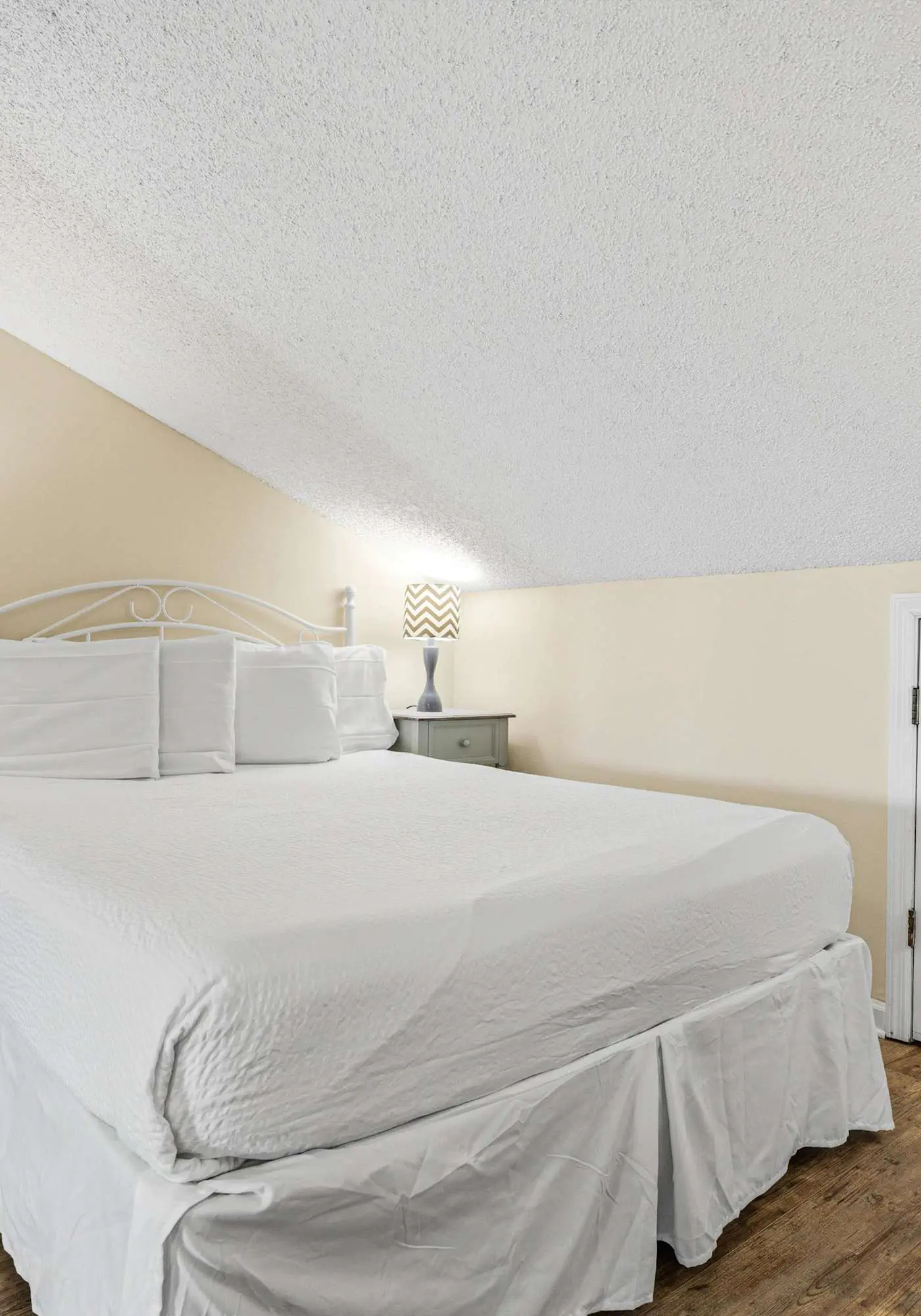 Spacious pet-friendly villa with full kitchen, shared pool & private beach access