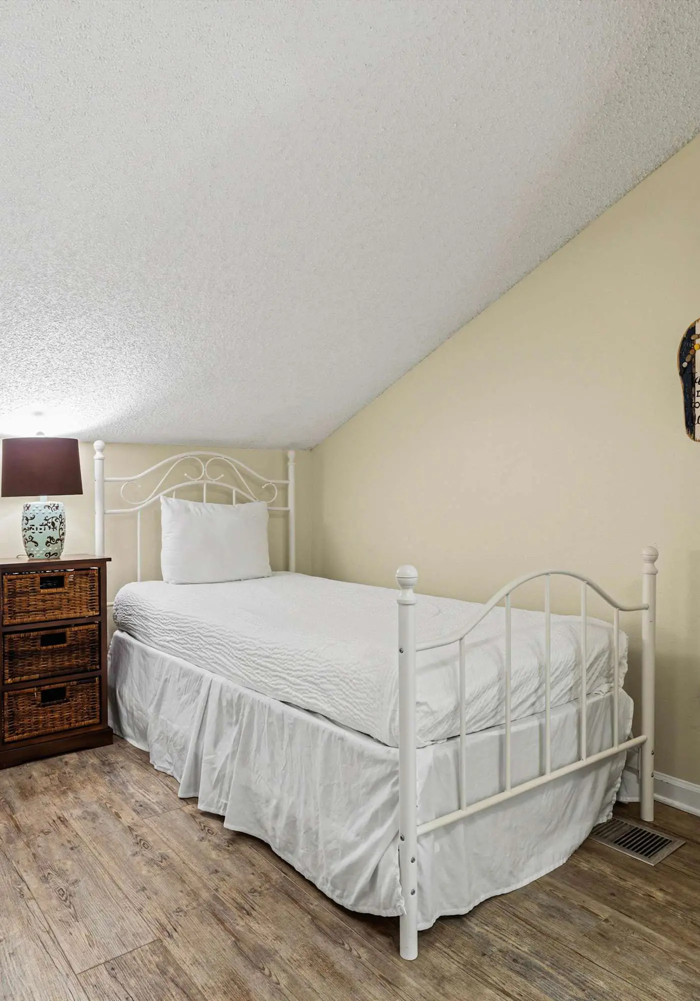 Spacious pet-friendly villa with full kitchen, shared pool & private beach access