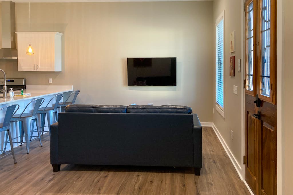 Dog-friendly duplex with a balcony, washer/dryer, & AC - close to the ocean