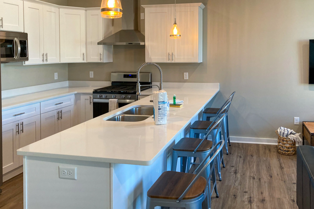 Dog-friendly duplex with a balcony, washer/dryer, & AC - close to the ocean