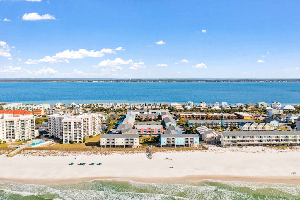 Cozy Coastal Gulf Condo with Shared Pool and Beach Access