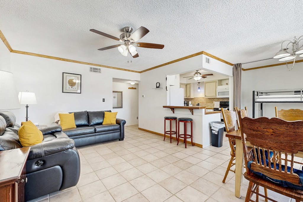 Cozy Coastal Gulf Condo with Shared Pool and Beach Access