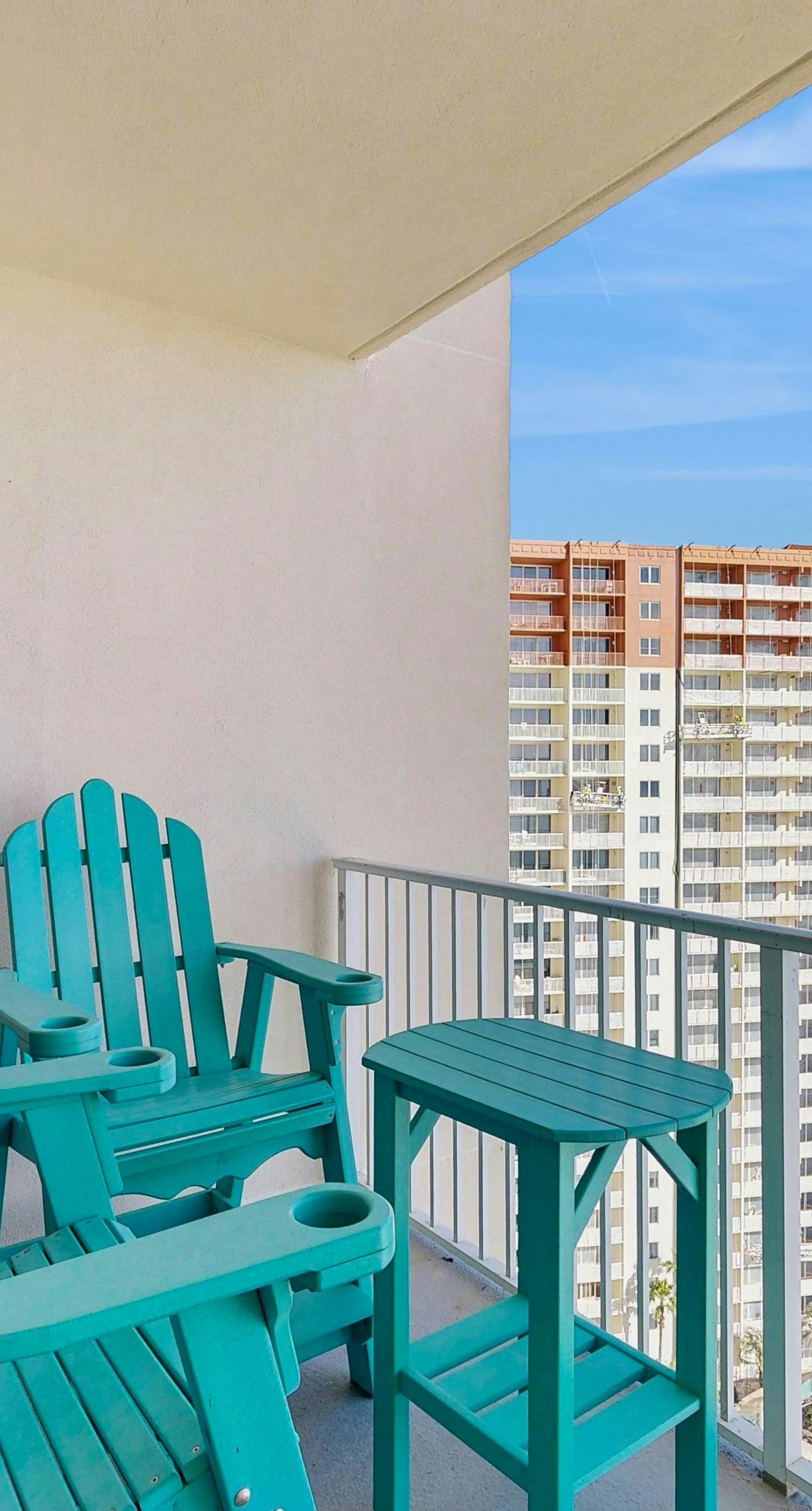 Cozy coastal studio with shared pool, beach access and close to everything