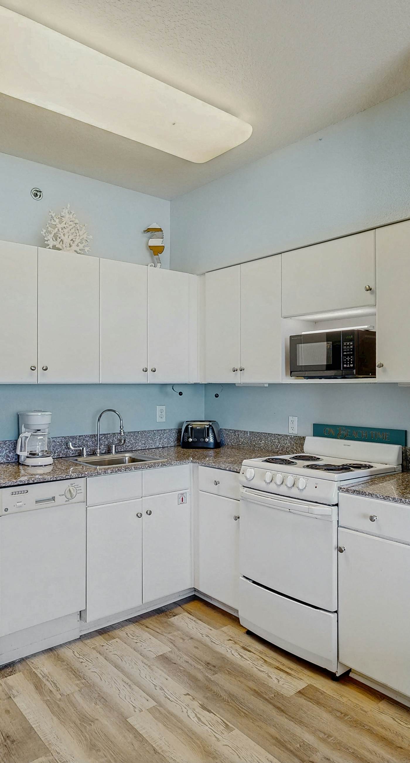 Cozy coastal studio with shared pool, beach access and close to everything