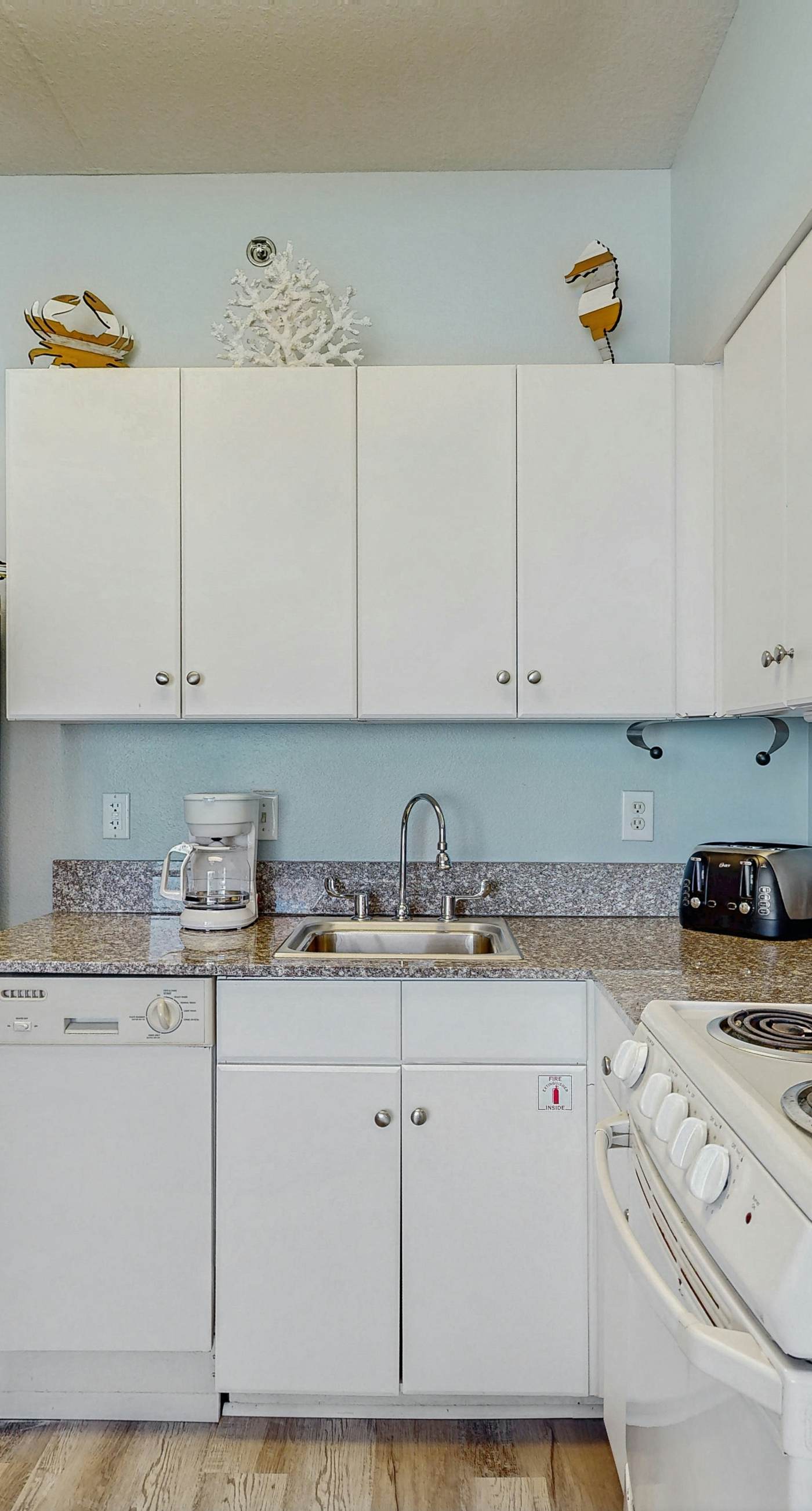 Cozy coastal studio with shared pool, beach access and close to everything