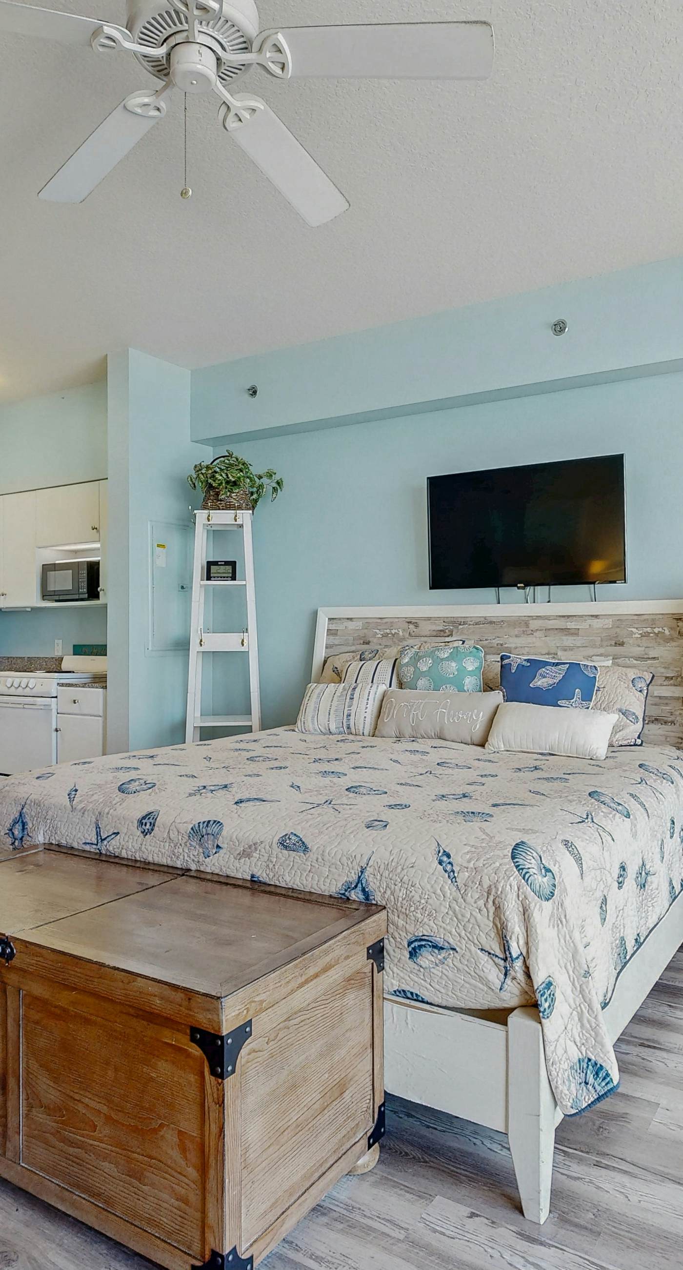 Cozy coastal studio with shared pool, beach access and close to everything