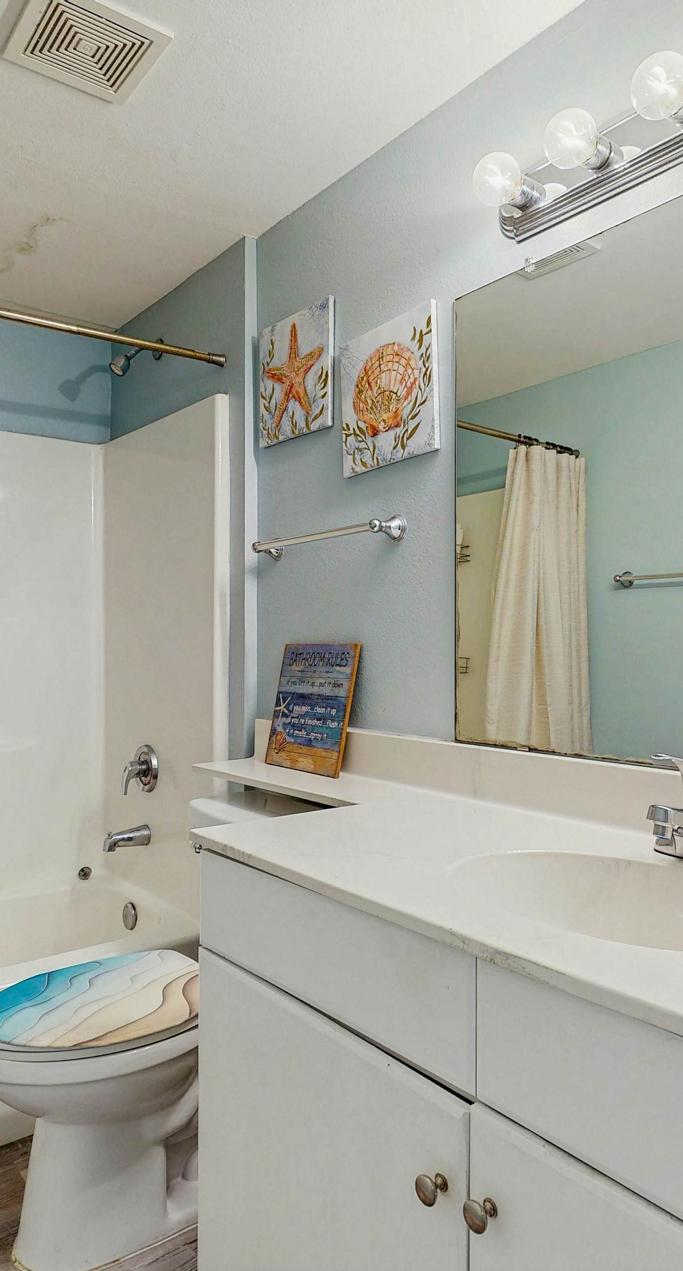 Cozy coastal studio with shared pool, beach access and close to everything