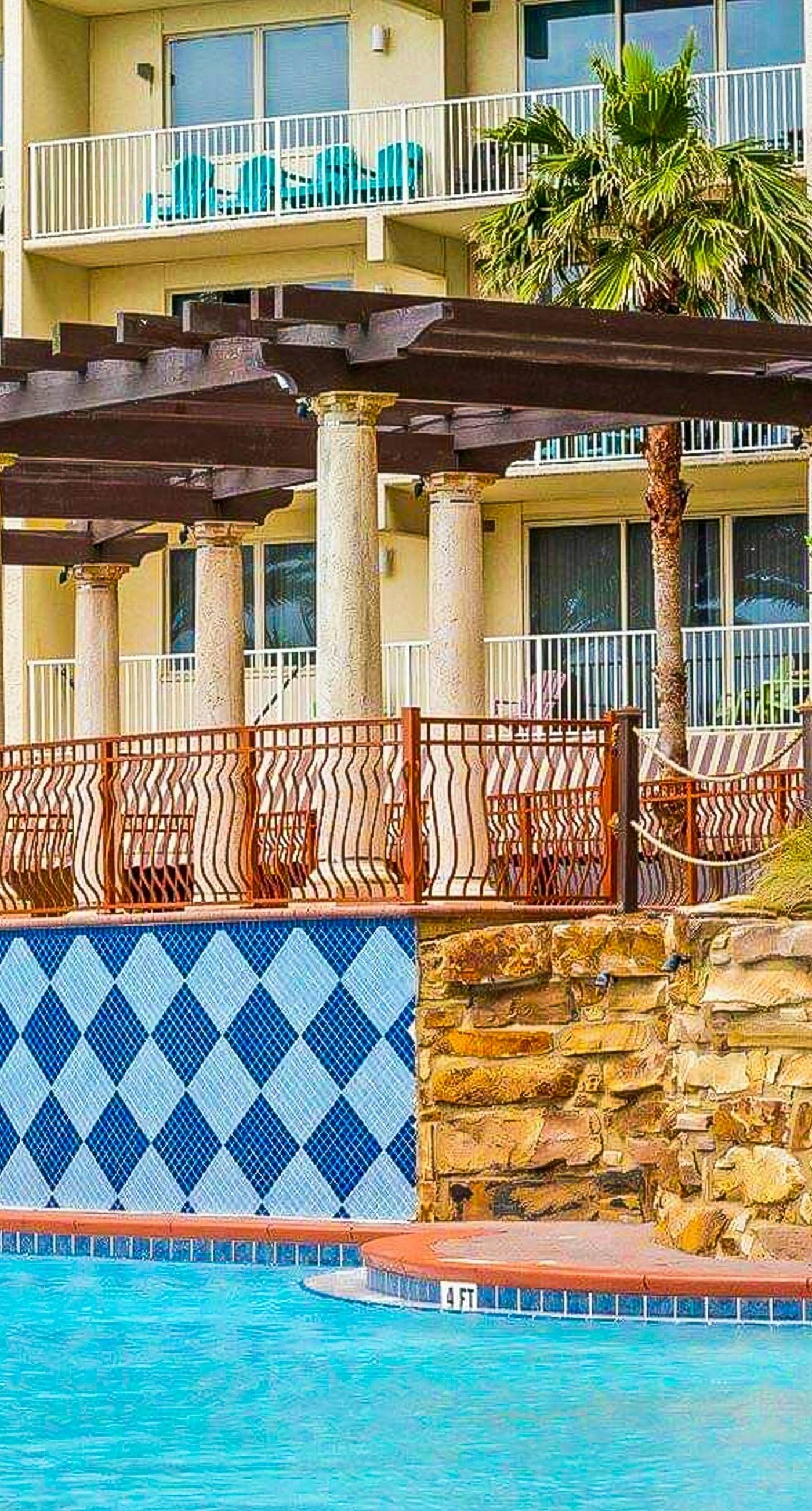 Cozy coastal studio with shared pool, beach access and close to everything