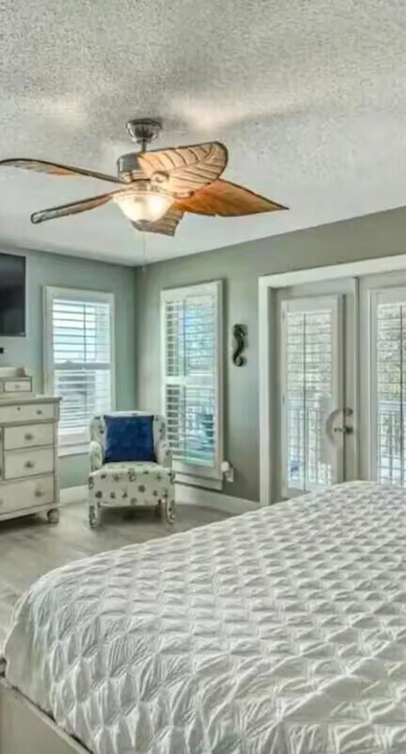 Gorgeous dog-friendly home with private pool & close to everything