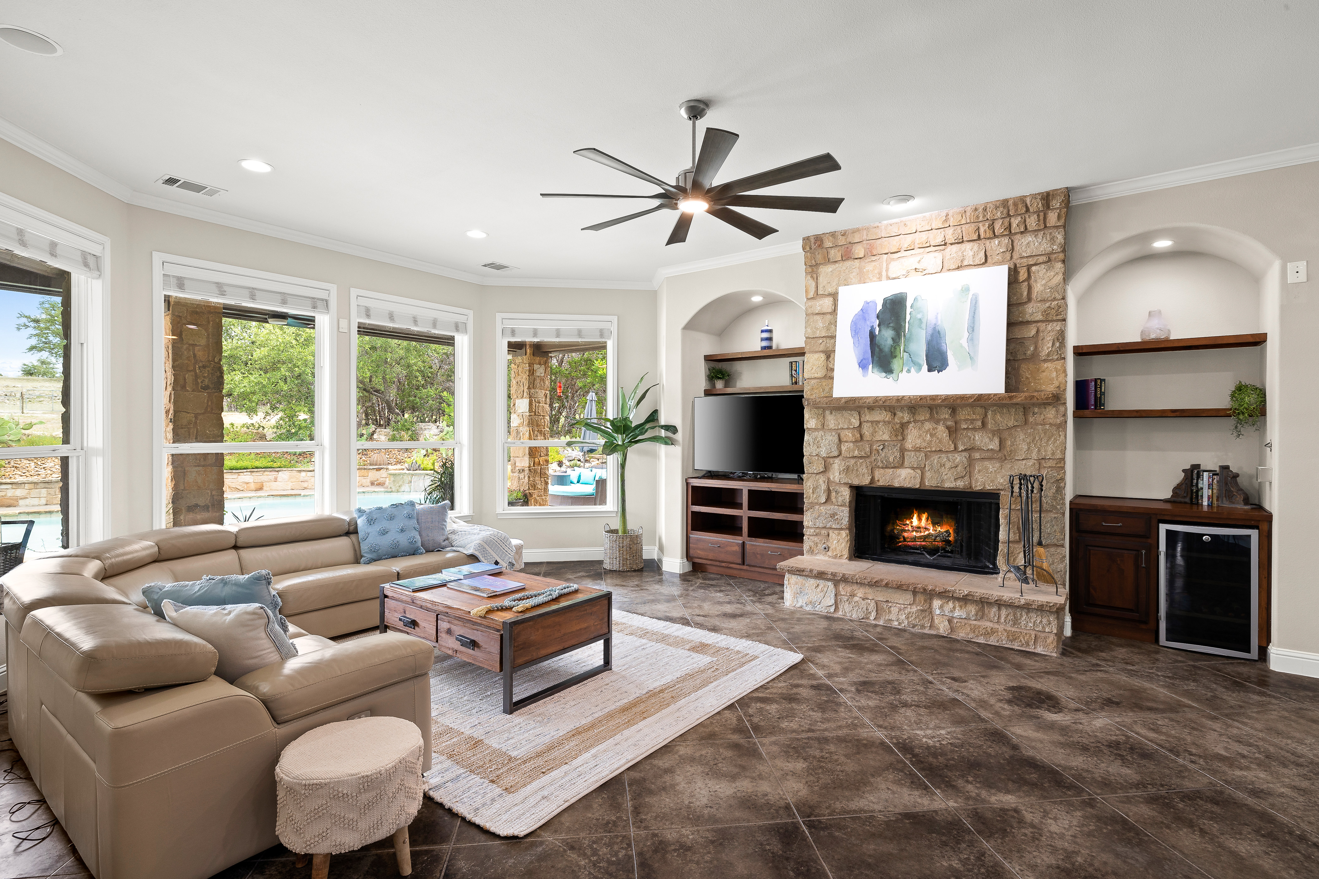 Luxury Hill Country Retreat| 16 acres| Private POOL| Fire Pit| 360 Views| Pet Friendly| Sleeps 16