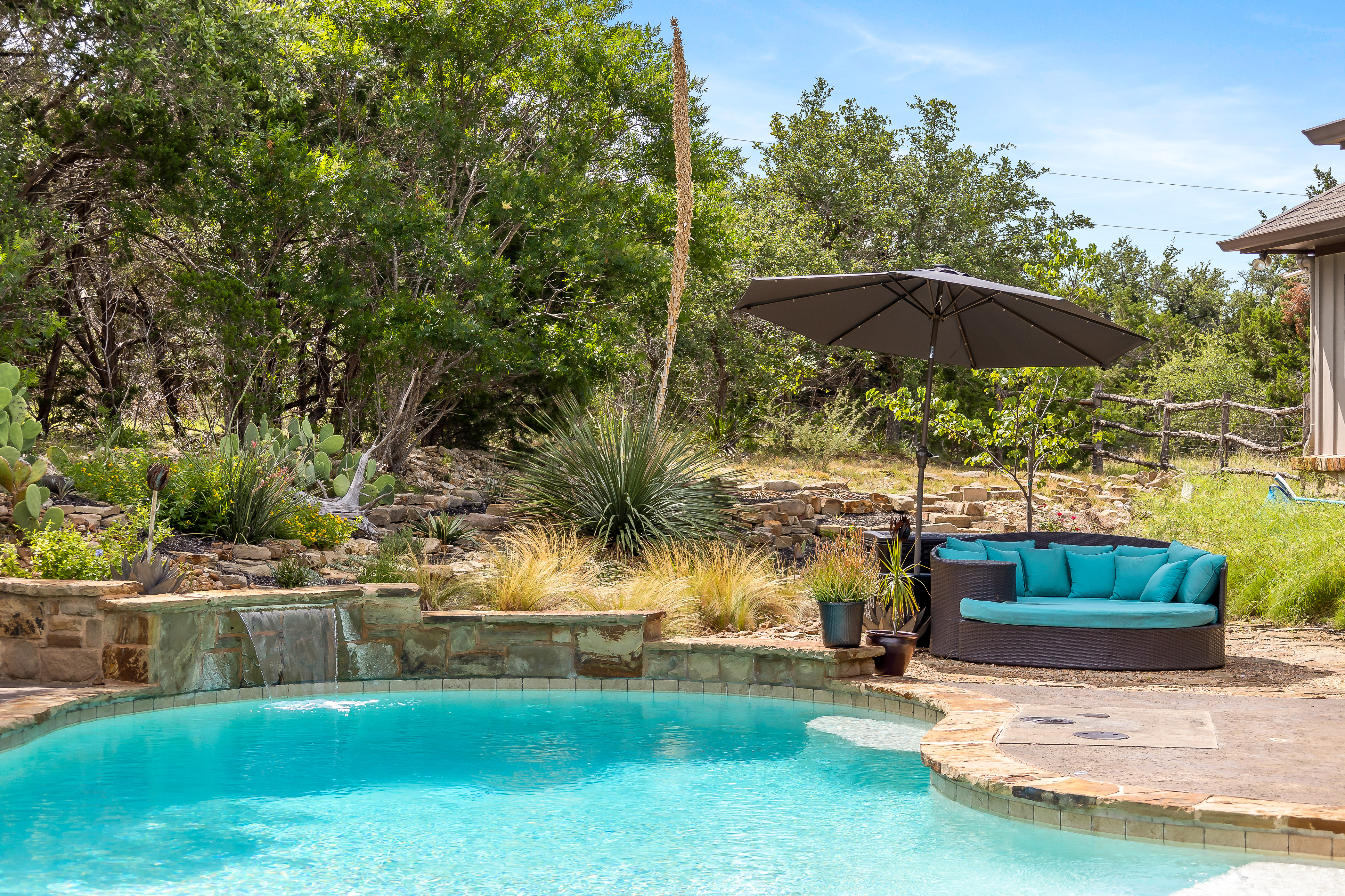 Luxury Hill Country Retreat| 16 acres| Private POOL| Fire Pit| 360 Views| Pet Friendly| Sleeps 16