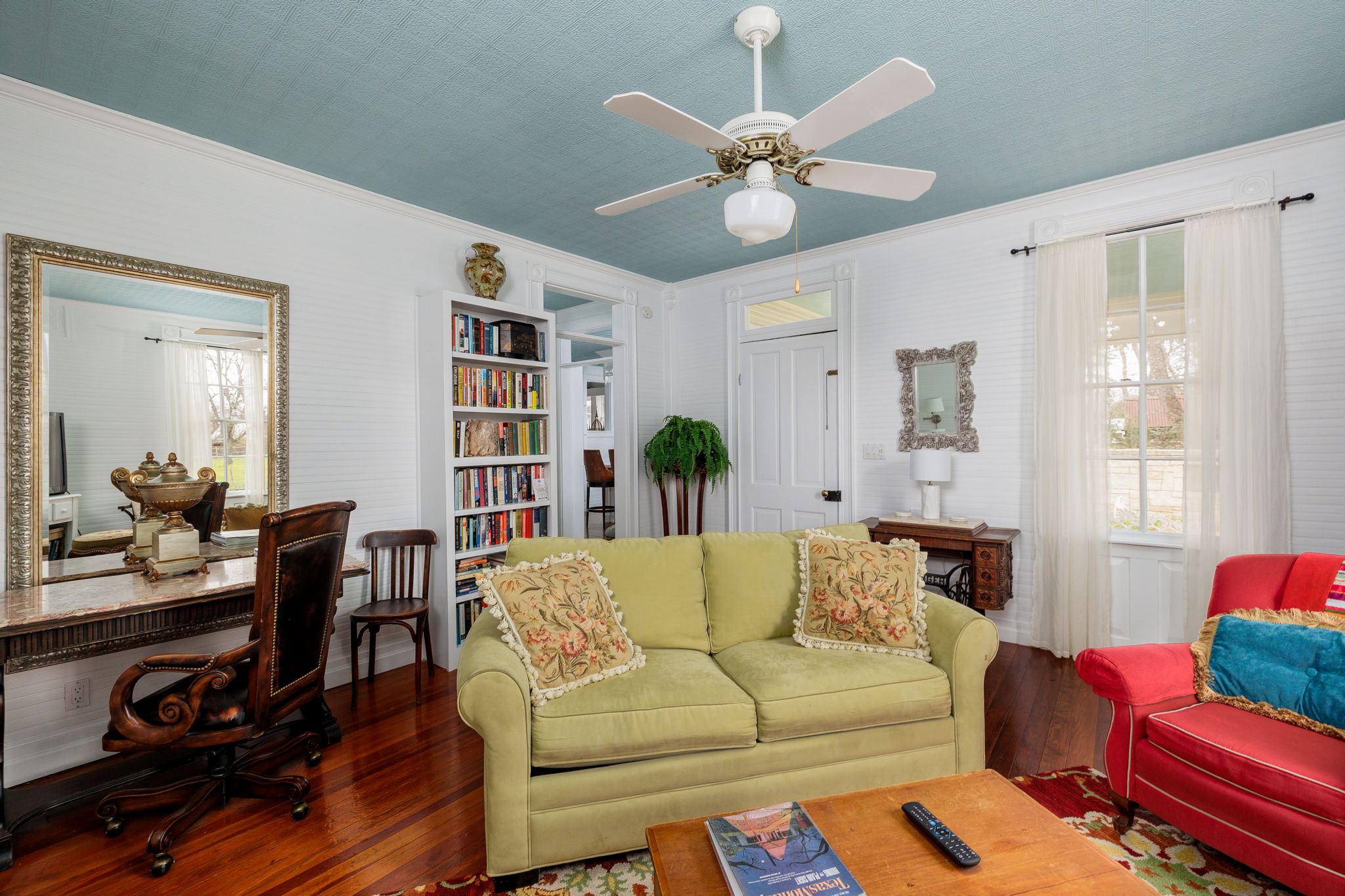 Sunny Charming Retreat: Wine Greenhouse