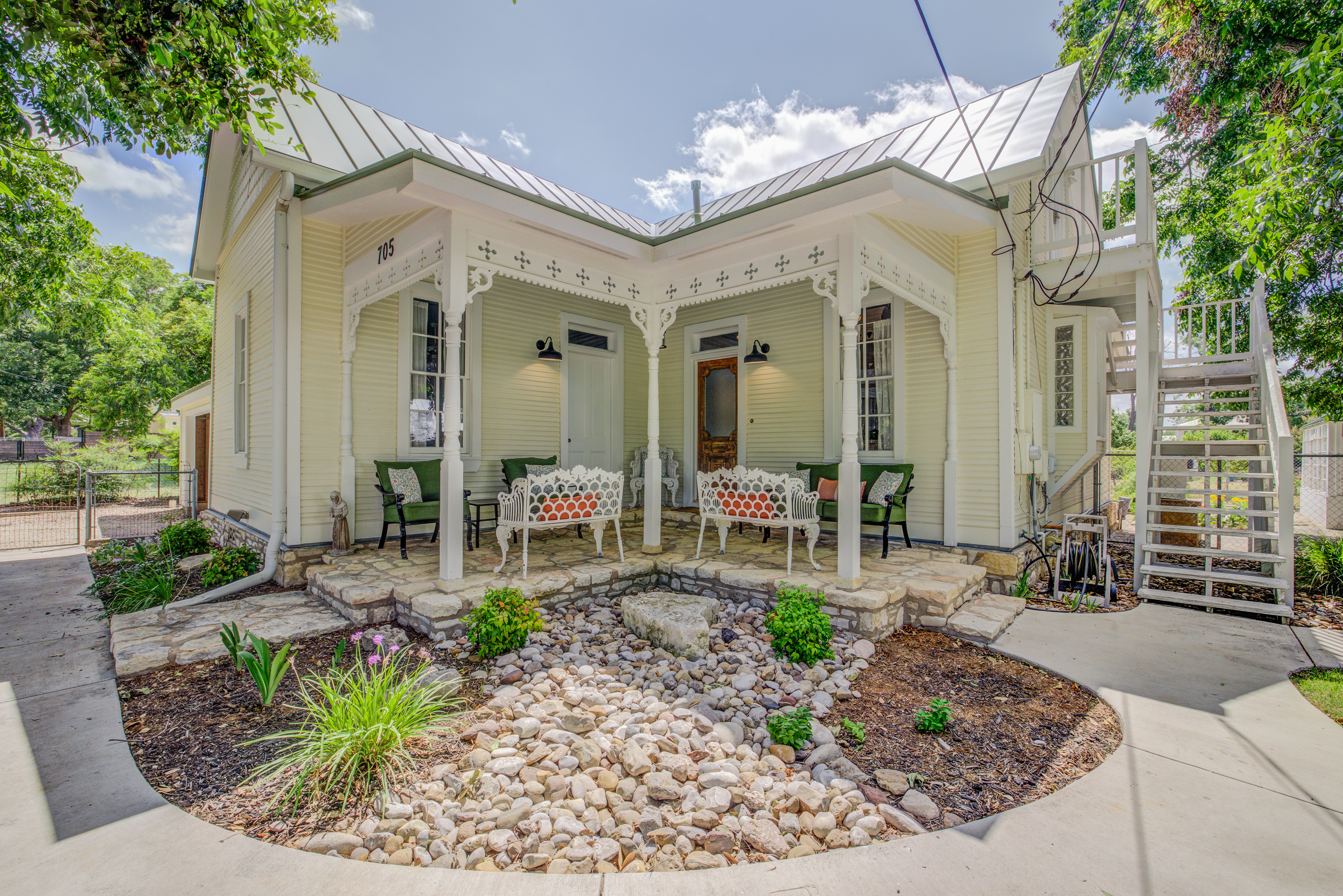Sunny Charming Retreat: Wine Greenhouse