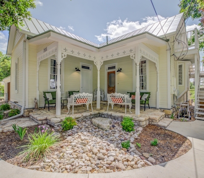 Sunny Charming Retreat: Wine Greenhouse
