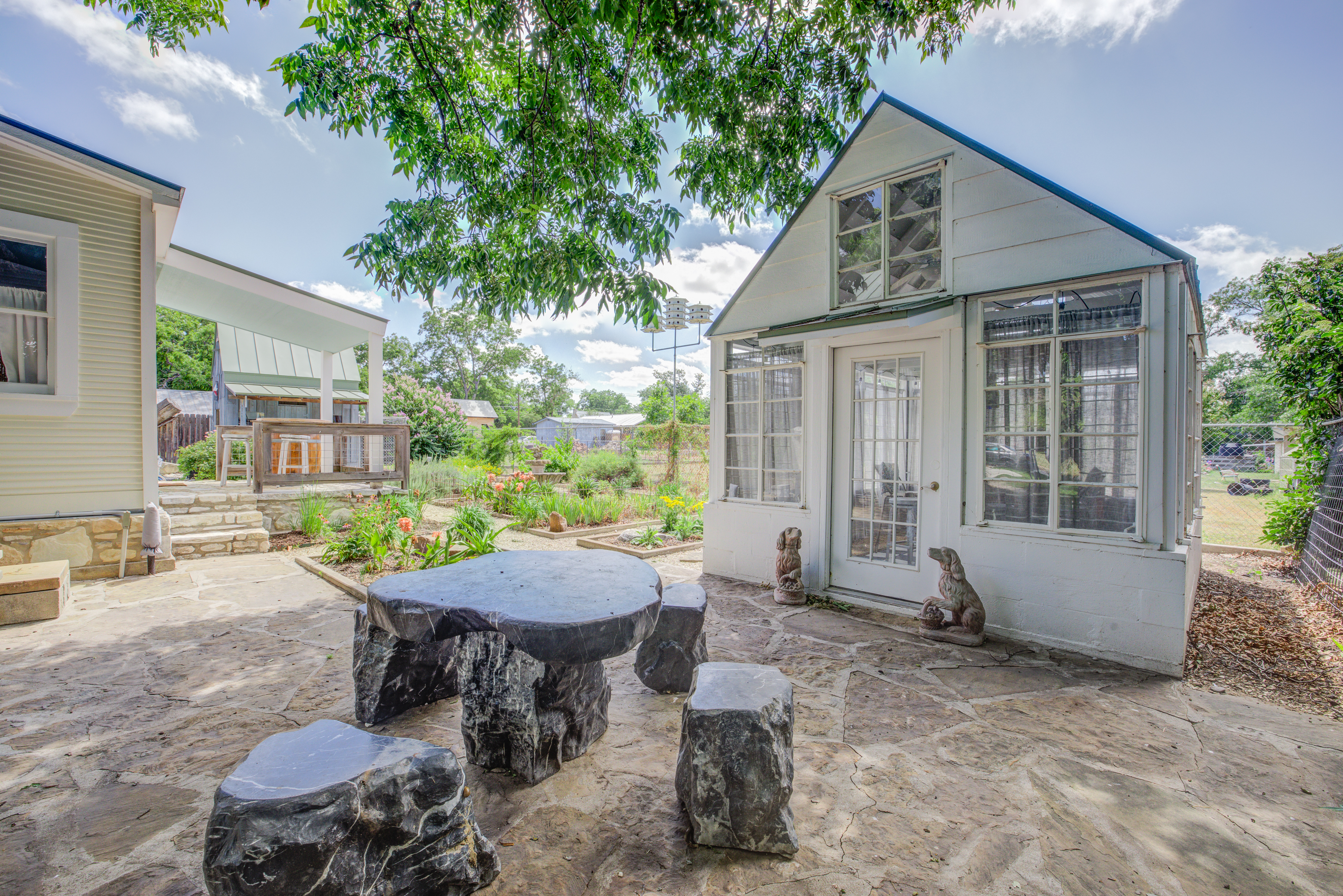 Sunny Charming Retreat: Wine Greenhouse