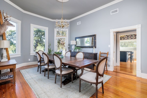 Unique Victorian Home*Pool*Pets*Firepit