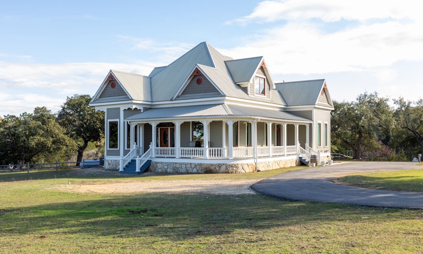 Unique Victorian Home*Pool*Pets*Firepit