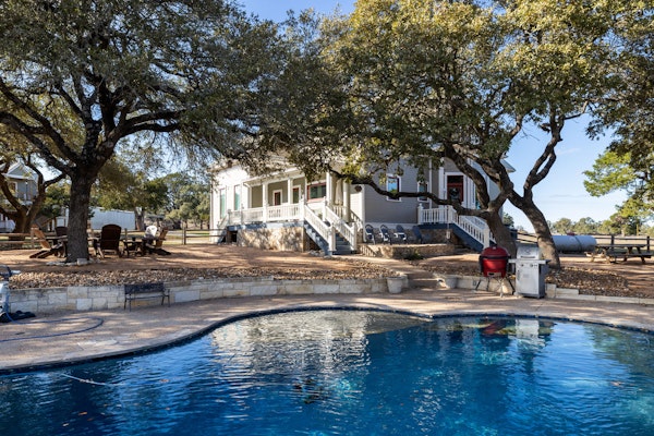 Unique Victorian Home*Pool*Pets*Firepit
