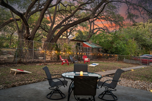 The Yellow Rose of SoCo:Charming Home Steps from South Congress and 1 mile to Downtown