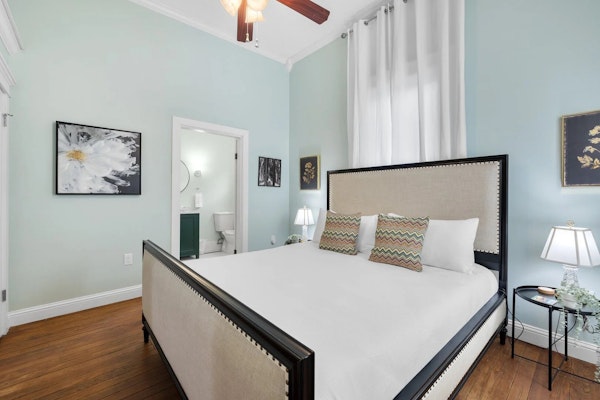 Charming 3BR Gem: 0.4 miles to Rainey, 1.5 miles to Downtown