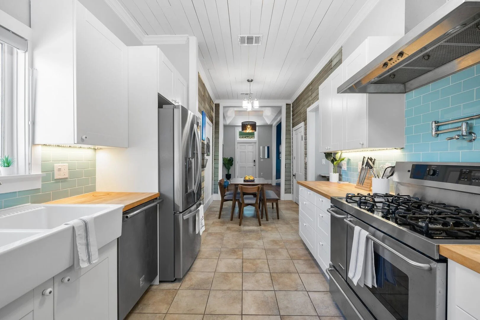 Charming 3BR Gem: 0.4 miles to Rainey, 1.5 miles to Downtown