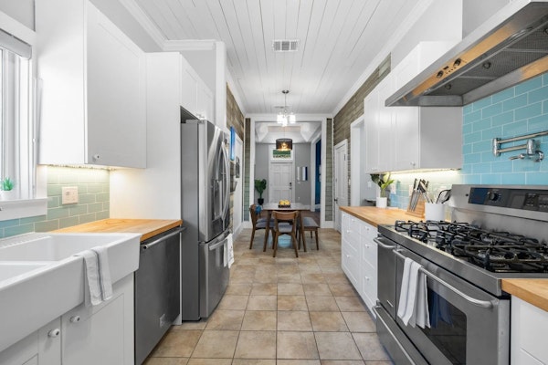 Charming 3BR Gem: 0.4 miles to Rainey, 1.5 miles to Downtown