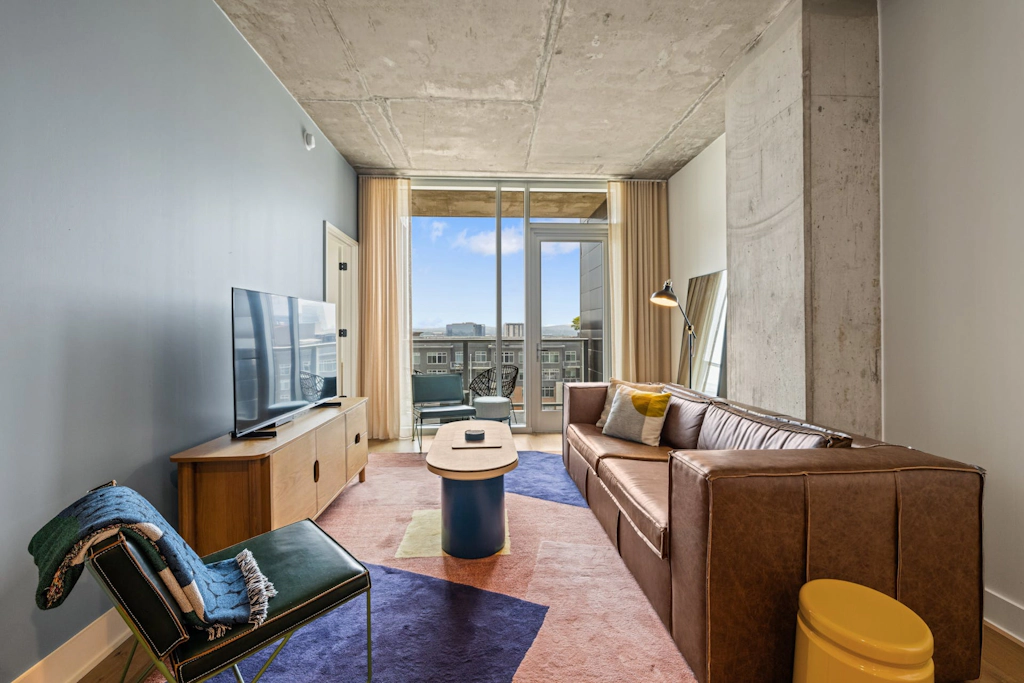 Natiivo 2BR Luxury | Rainey St | Pool | Gym | WFH