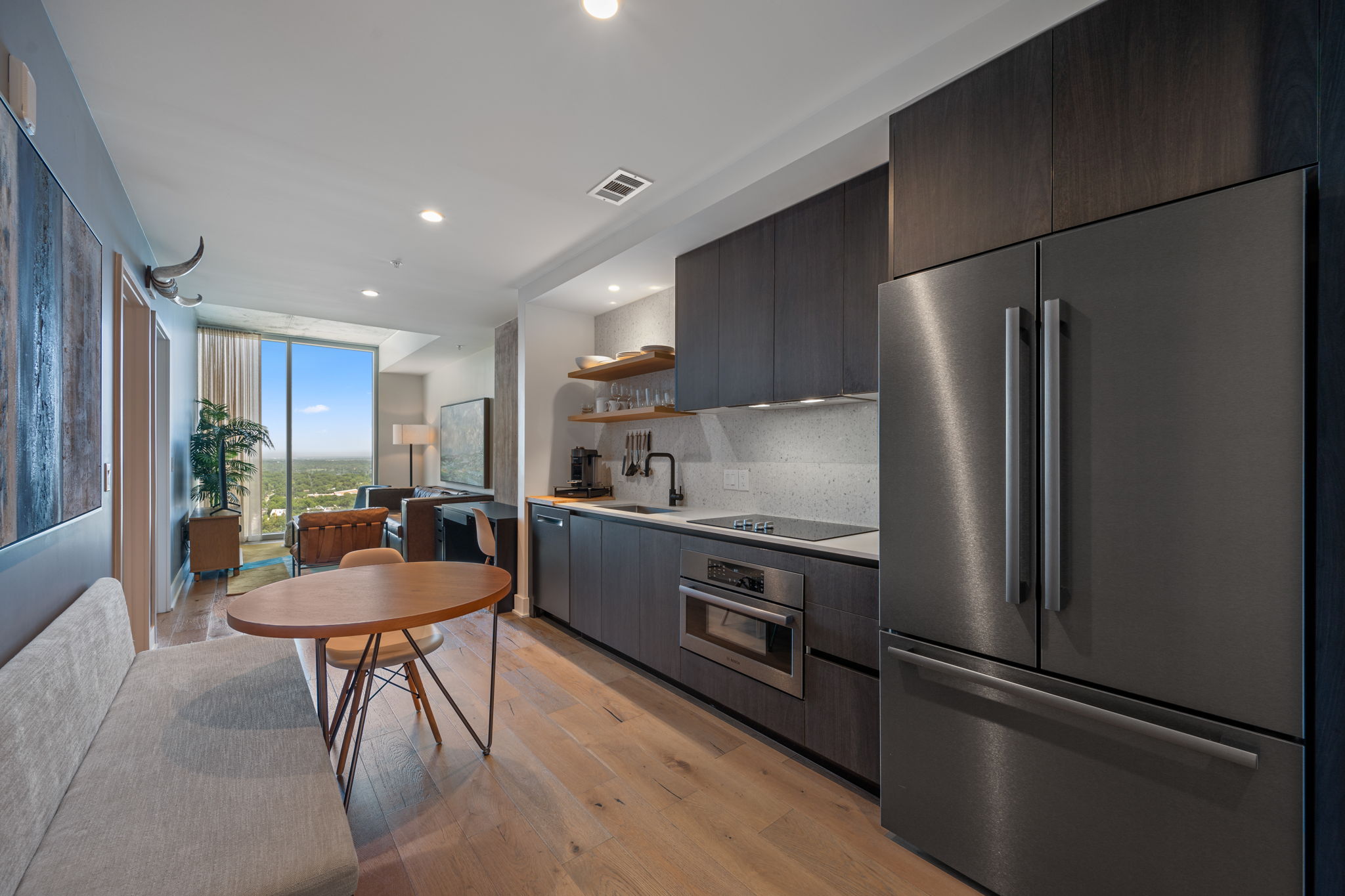 Luxury Lakeview 1BR | Walk to  Rainey | Pool | Gym | WFH